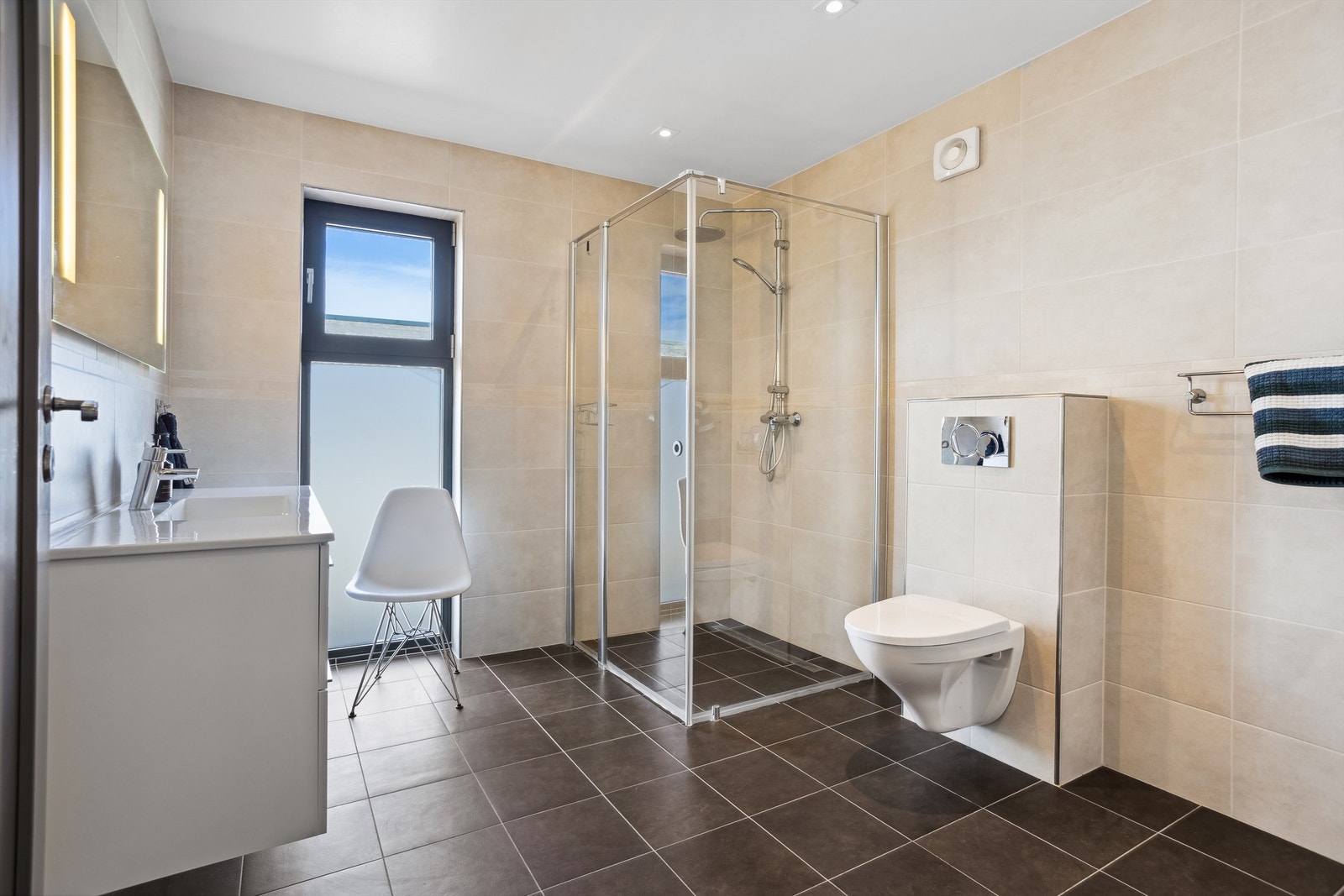 Delikat bad med lekre fliser og flott innredning. Galleribilde