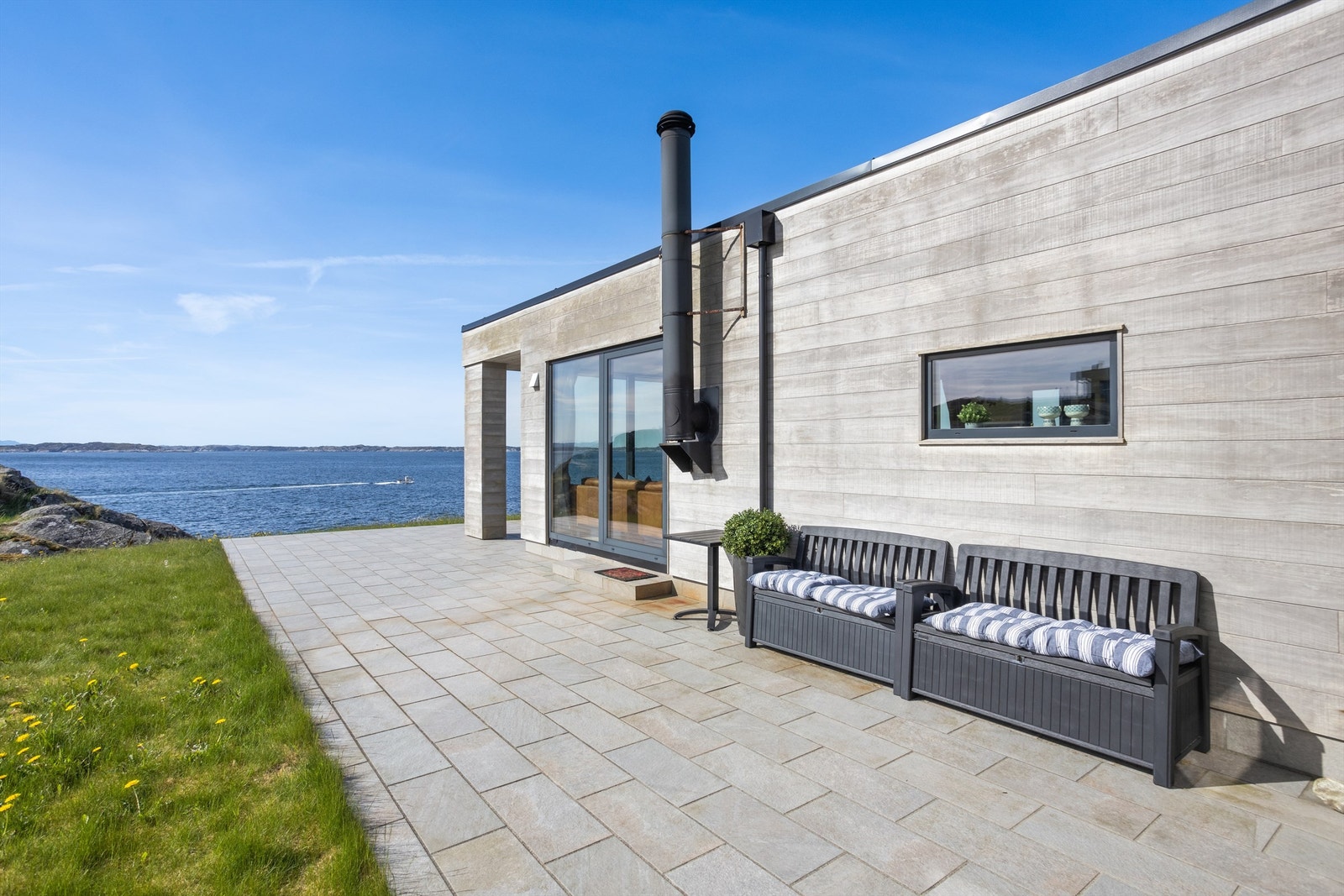 Denne uteplassen ligger mot øst og solen kan nytes fra tidlig morgen. Galleribilde