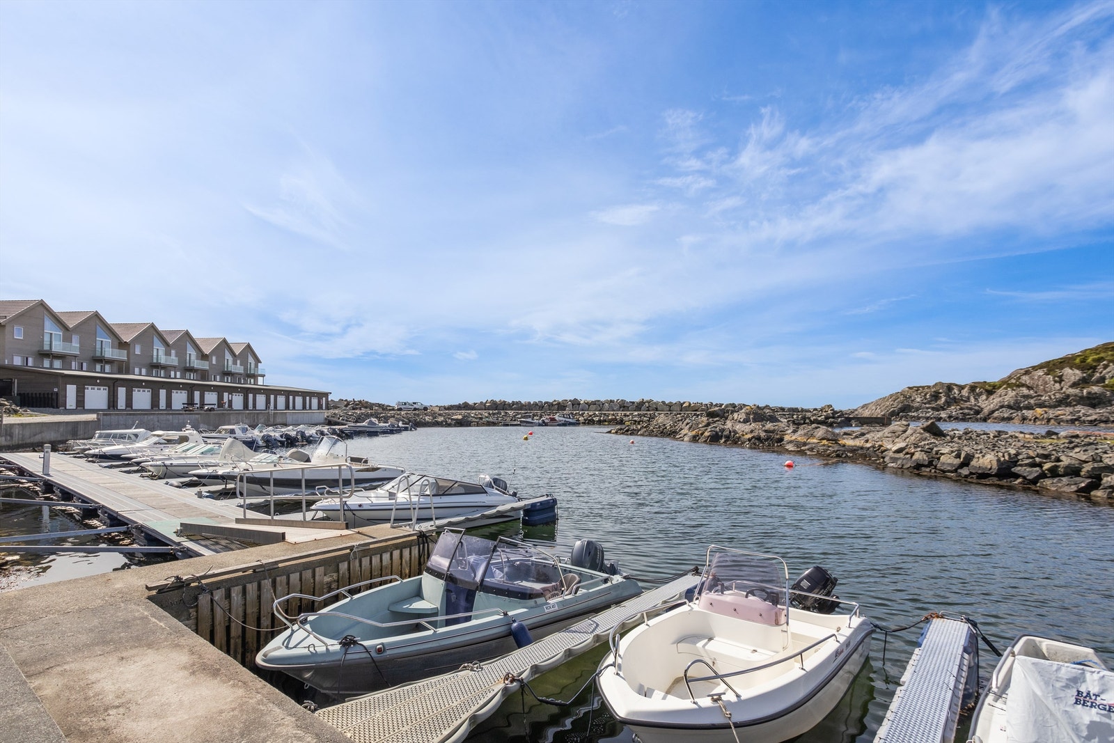 Kort vei til sjø med båtmarina og egen båtplass. Her er også gode bademuligheter. Mulighet for kjøp av naust direkte fra selger. Galleribilde