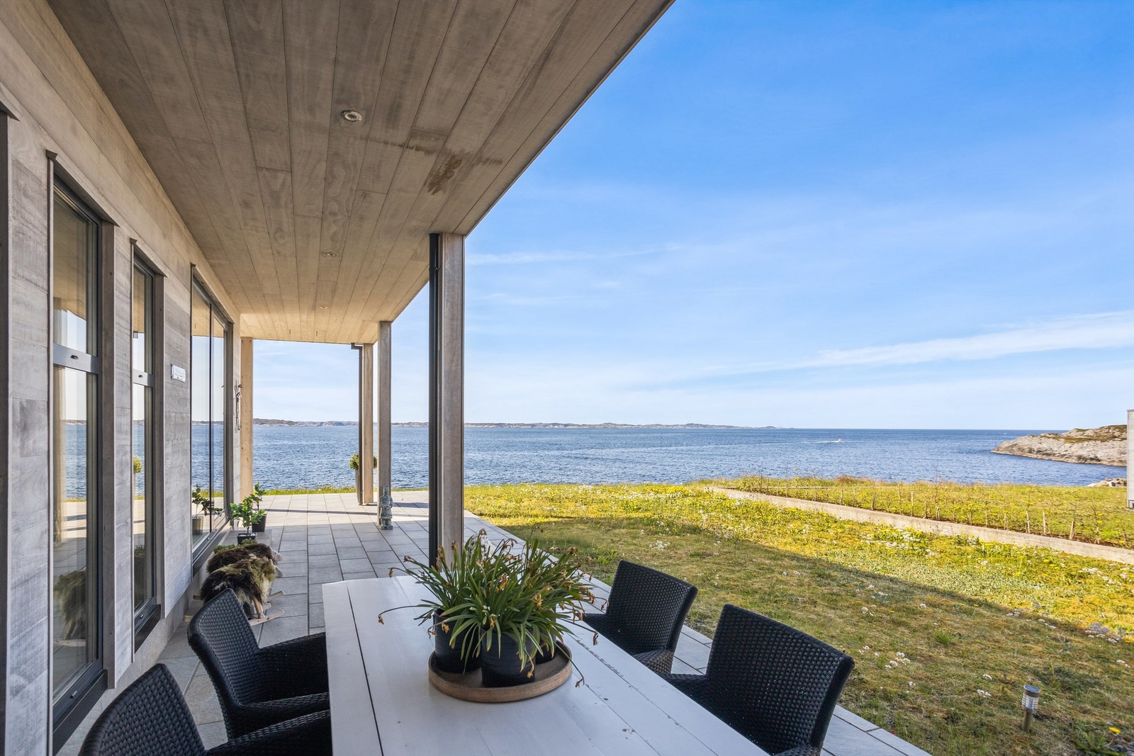 Dette uteområdet ligger vestvendt så her kan solen nytes til sent på kveld midtsommers. Galleribilde