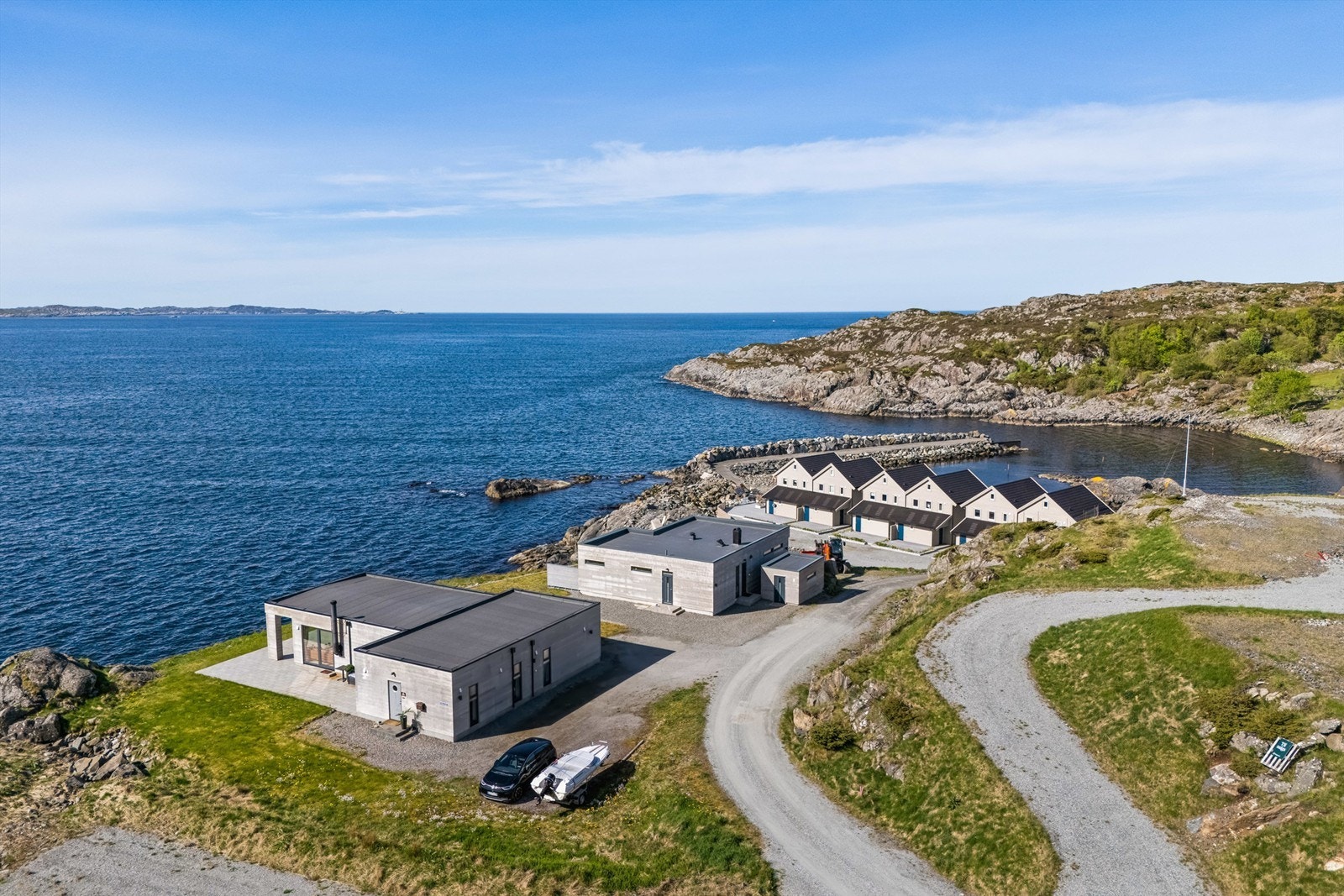 Eiendommen ligger utmerket til i første rekke mot sjøen med en spektakulær sjøutsikt. Medfølger båtplass i marinaen med 3,5 m bredde. Galleribilde