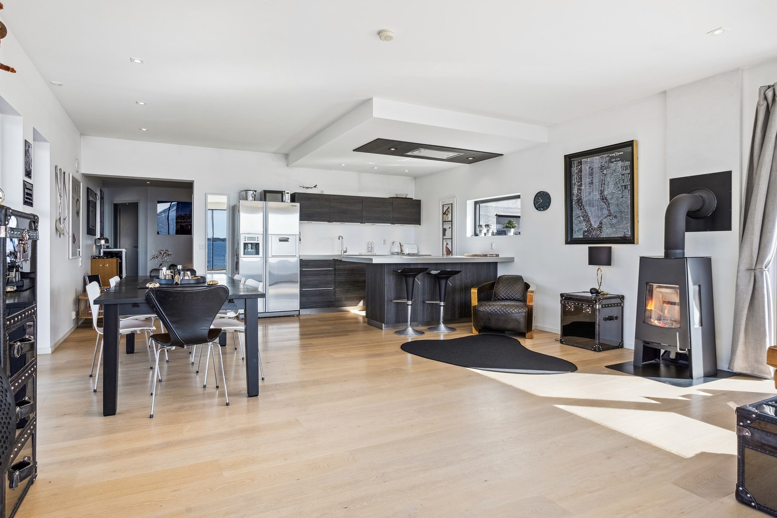 Kjøkkenet ligger fint plassert i en åpen løsning til stuen. Galleribilde