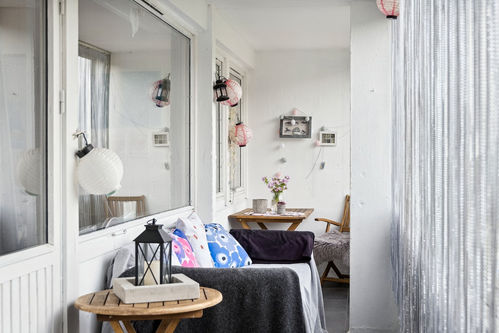 Balkong som er innglasset. Her kan man nyte en god kopp kaffe med familie og venner Galleribilde