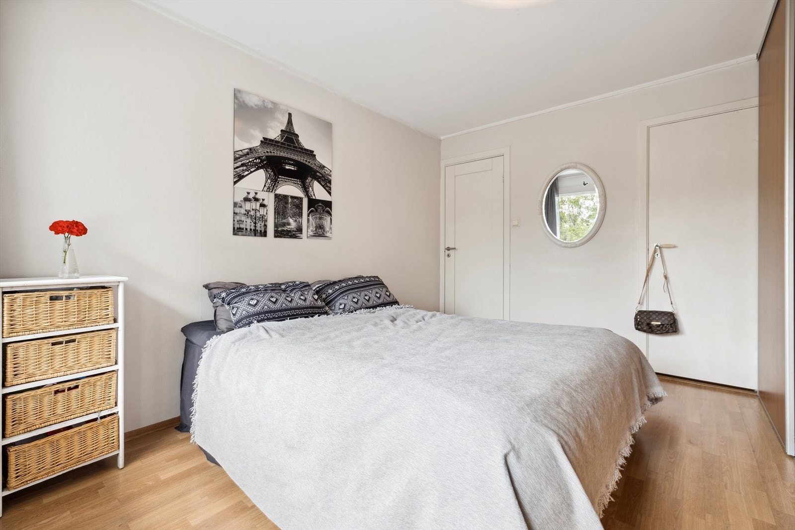 Hovedsoverommet er romslig med god plass til stor seng Galleribilde