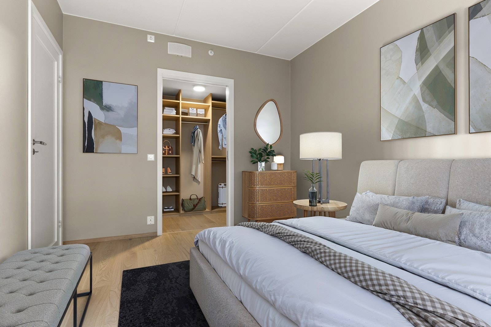 Inngang til walk-inn på soverom. Galleribilde