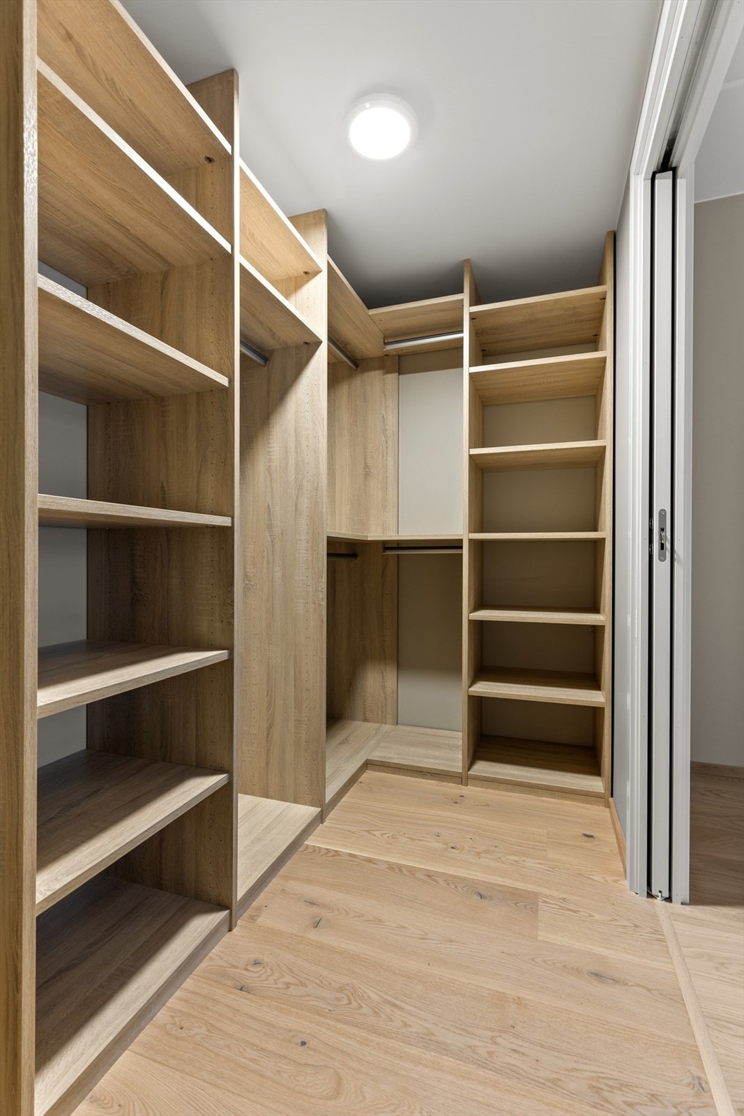 Walk-inn garderobe montert Galleribilde