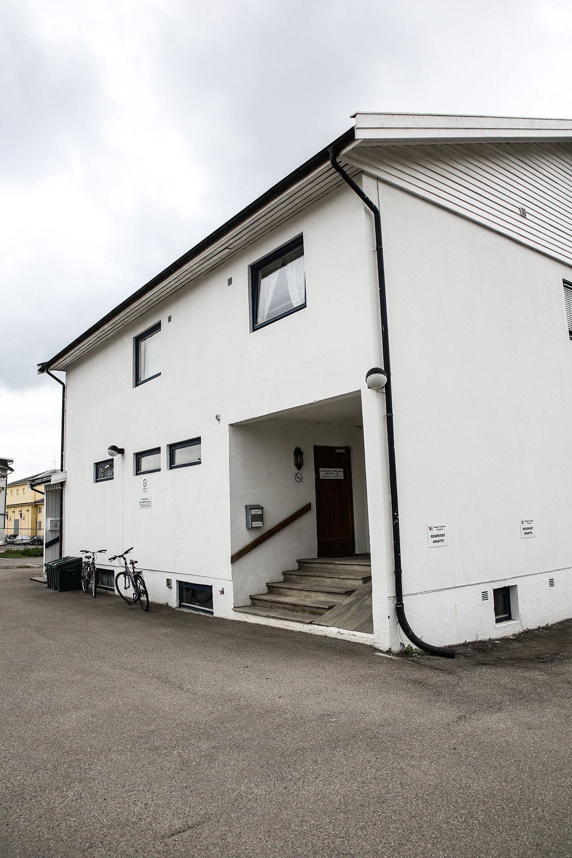 Det er mulig å leie P-plass utenfor. Kunder parkerer gratis. Galleribilde