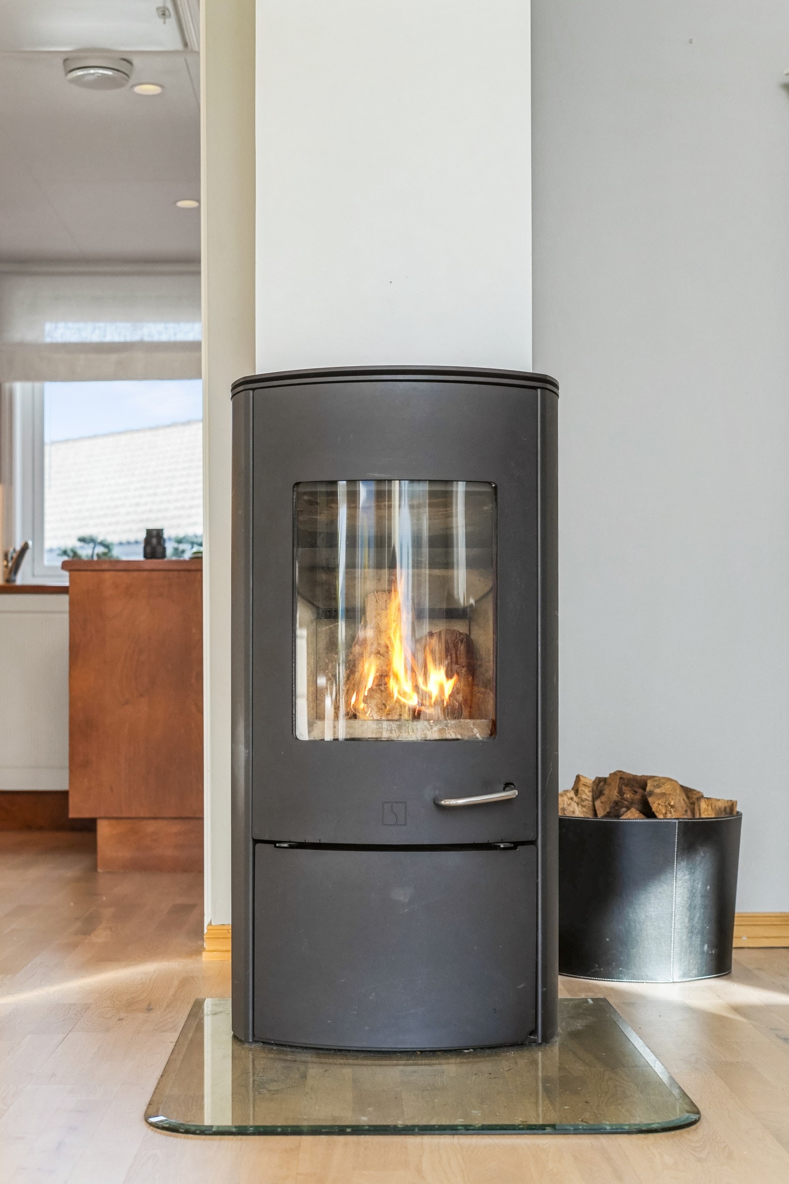 Det er montert vedovn på stue. Galleribilde