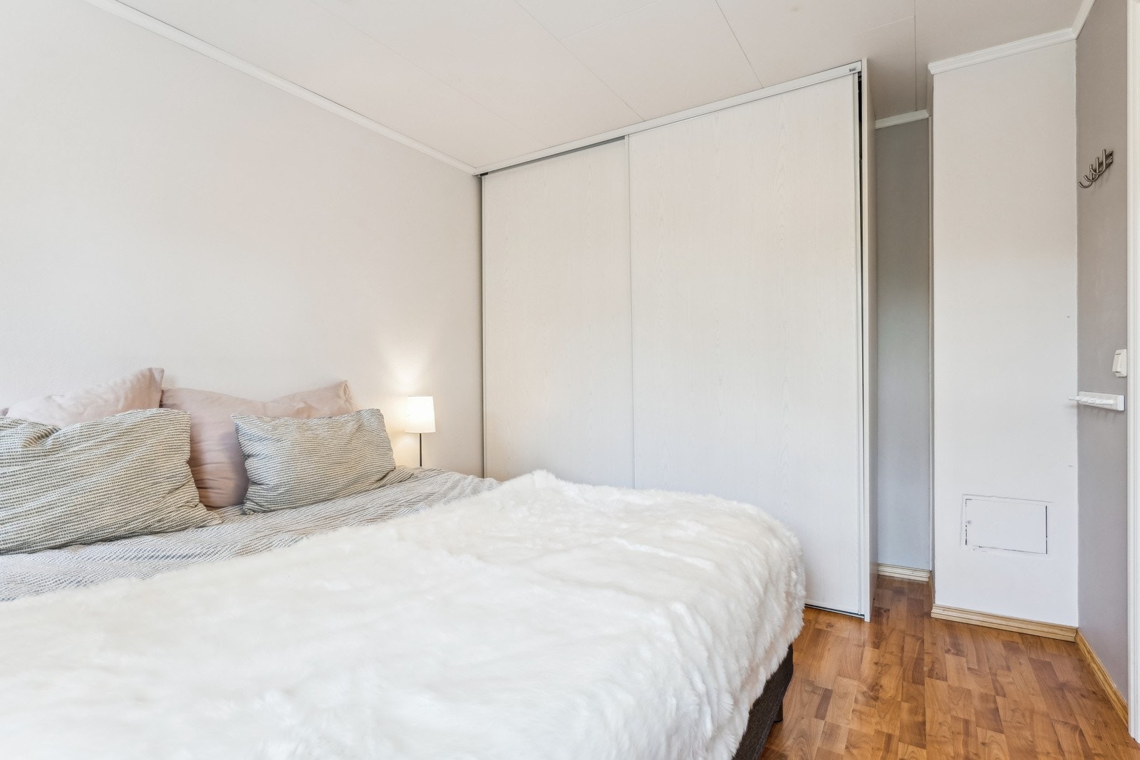 Det er montert skyvedørsgarderobe. Galleribilde