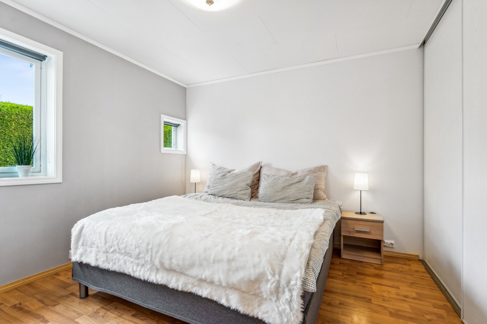 Hovedsoverom med plass til dobbeltseng og tilhørende nattbord. Rullgardin medfølger i handelen. Galleribilde