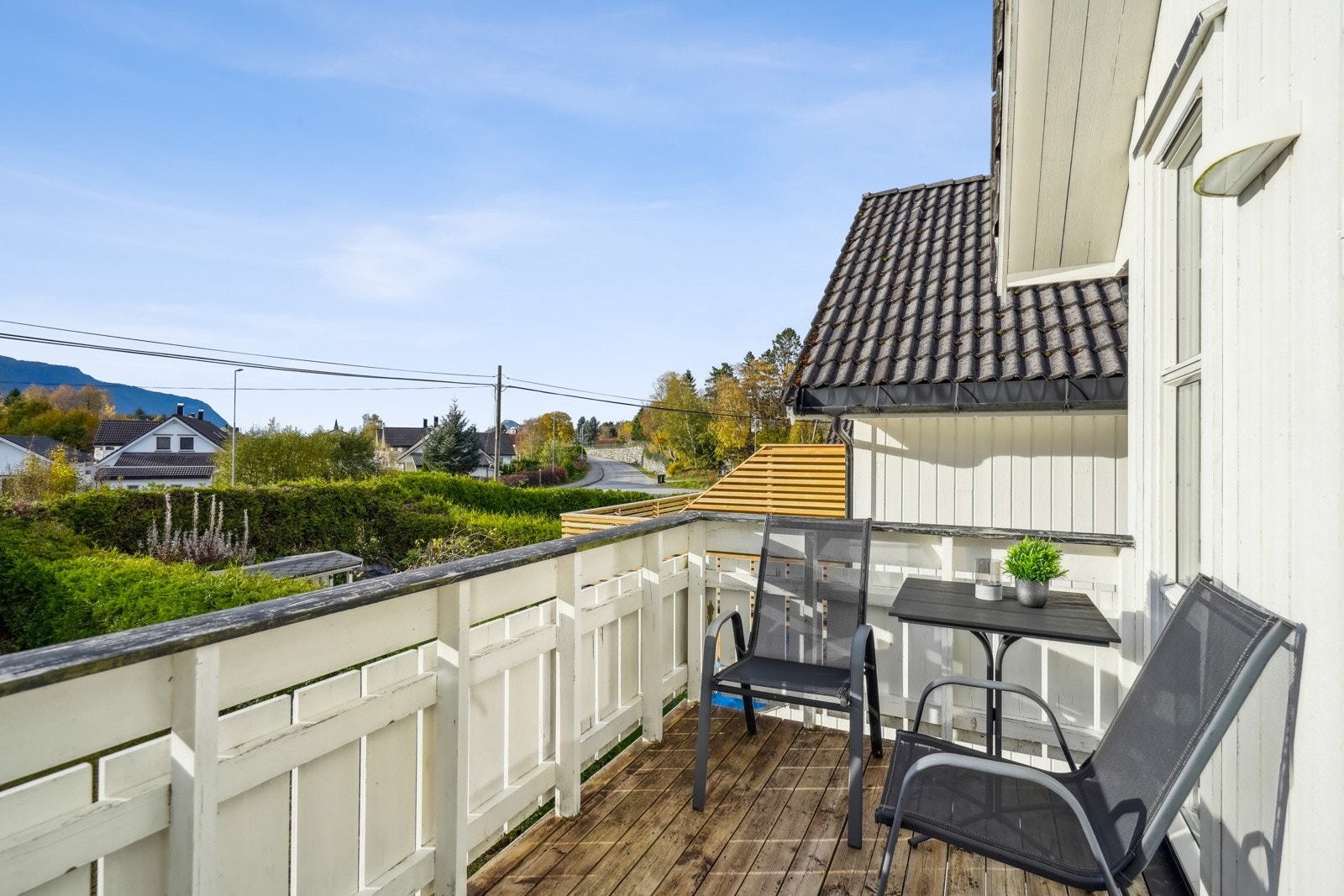 Verandaen har gode solforhold og vender mot sørvest. Areal ca. 5 kvm. Galleribilde