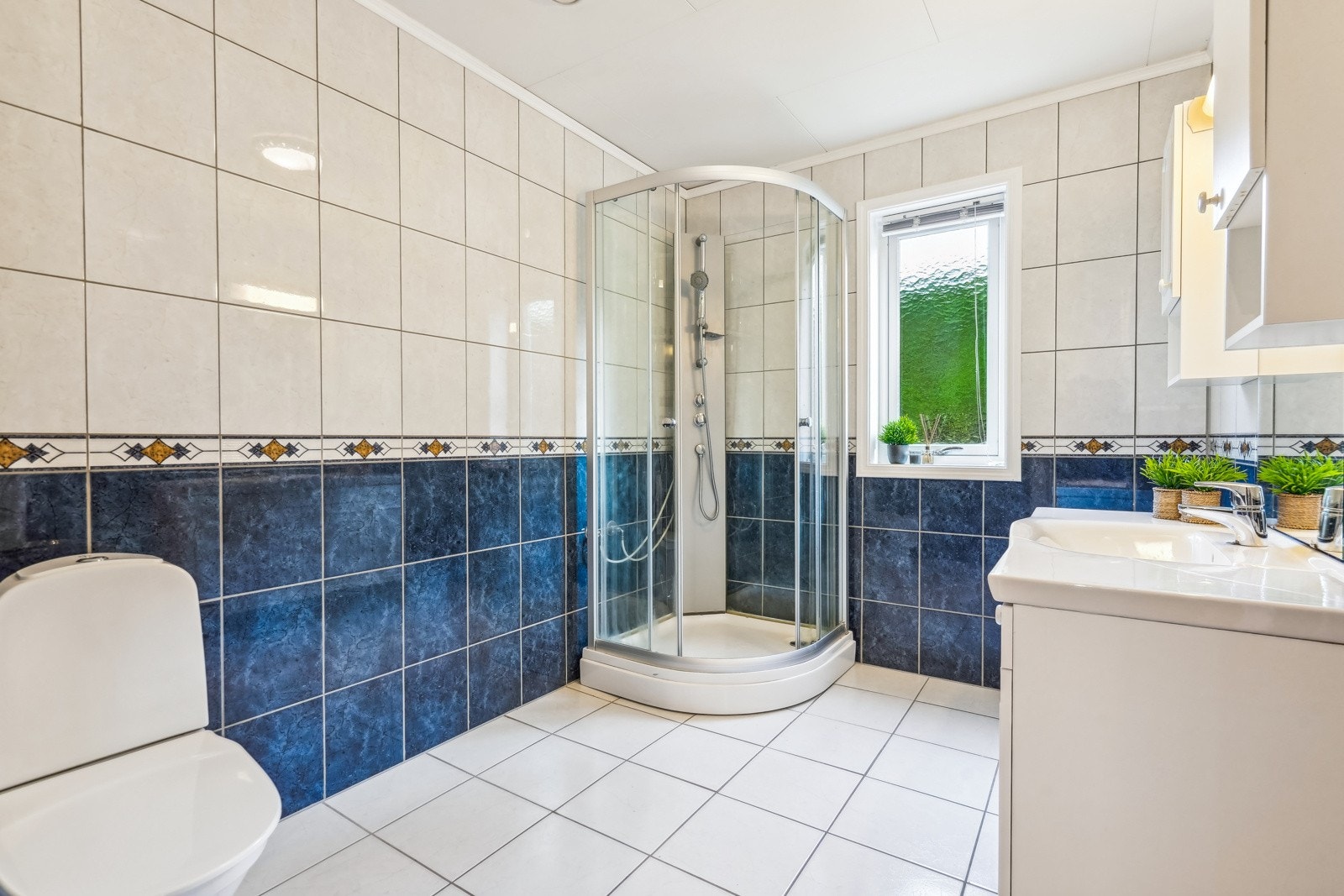 Utstyrt med dusjkabinett og gulvstående toalett. Galleribilde