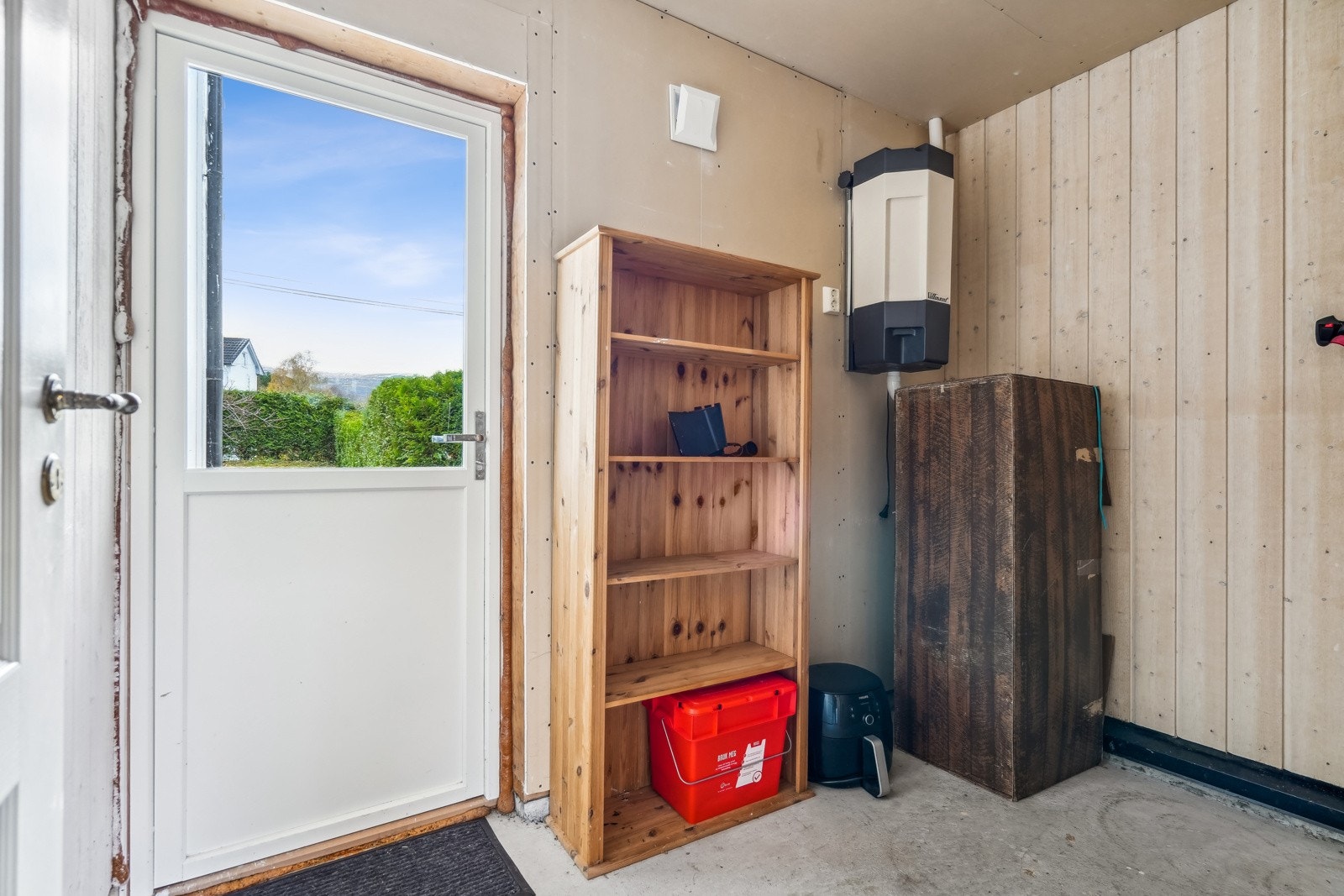 Bod med tilkomst fra garasje og hage. Galleribilde