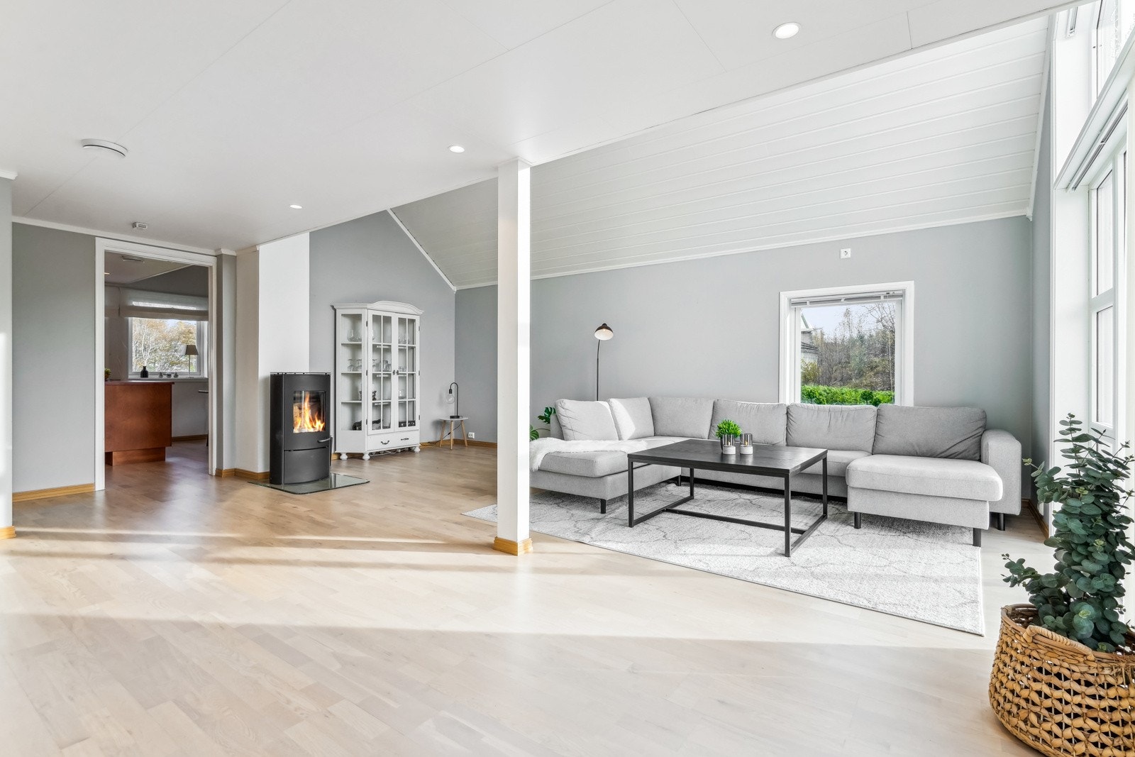 Det er gulvoverflater av laminat, og på veggene er det malt tapet. Malte trefiberplater i himling med ledspotter. Galleribilde