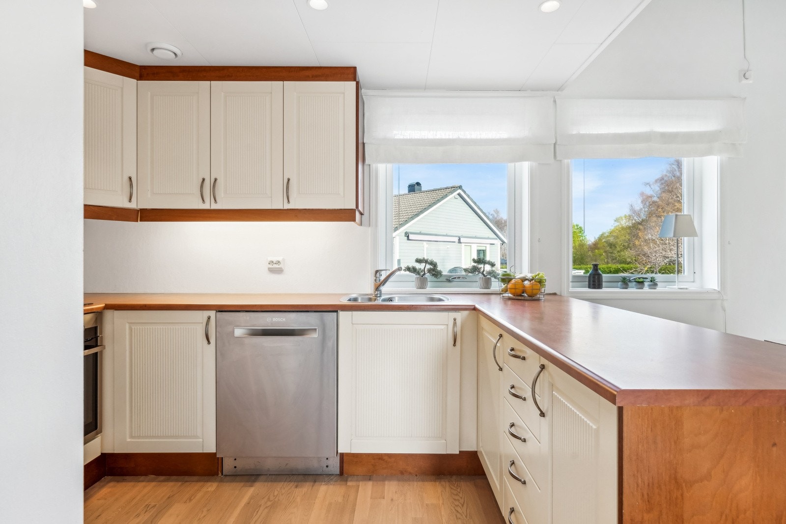 Integrert stekeovn. Plass for oppvaskmaskin og kjøl/fryseskap. Galleribilde