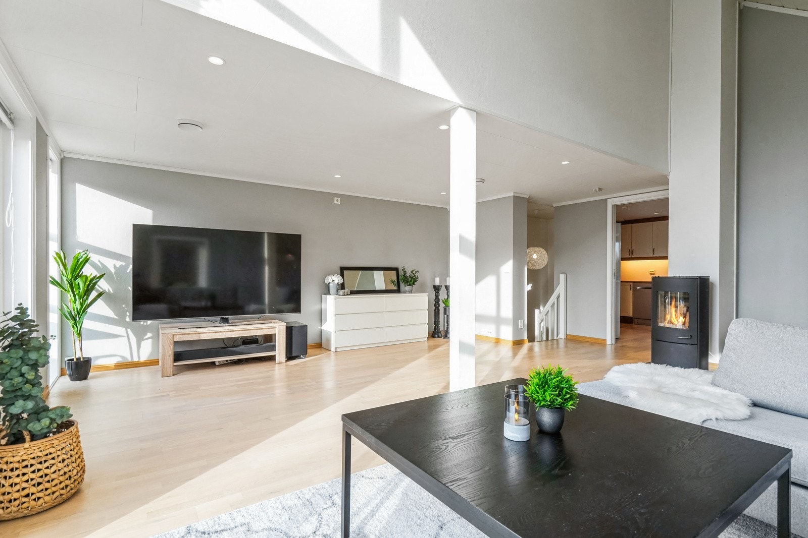 Stue har fin størrelse med plass til møblering av sittegruppe. Galleribilde