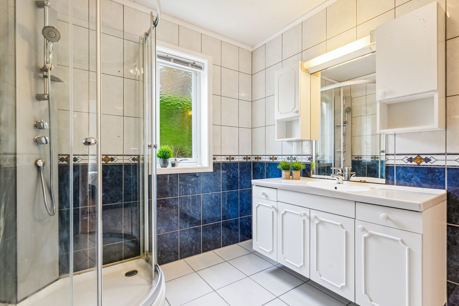 Helfliset bad med varmekabler i gulvet. Galleribilde