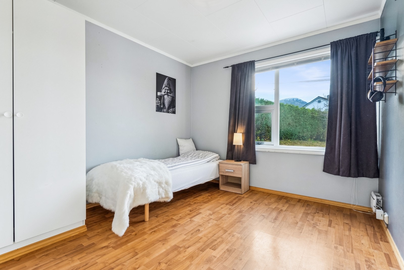 Soverom med plass til dobbeltseng og nattbord. Gardinstang medfølger i handelen. Galleribilde