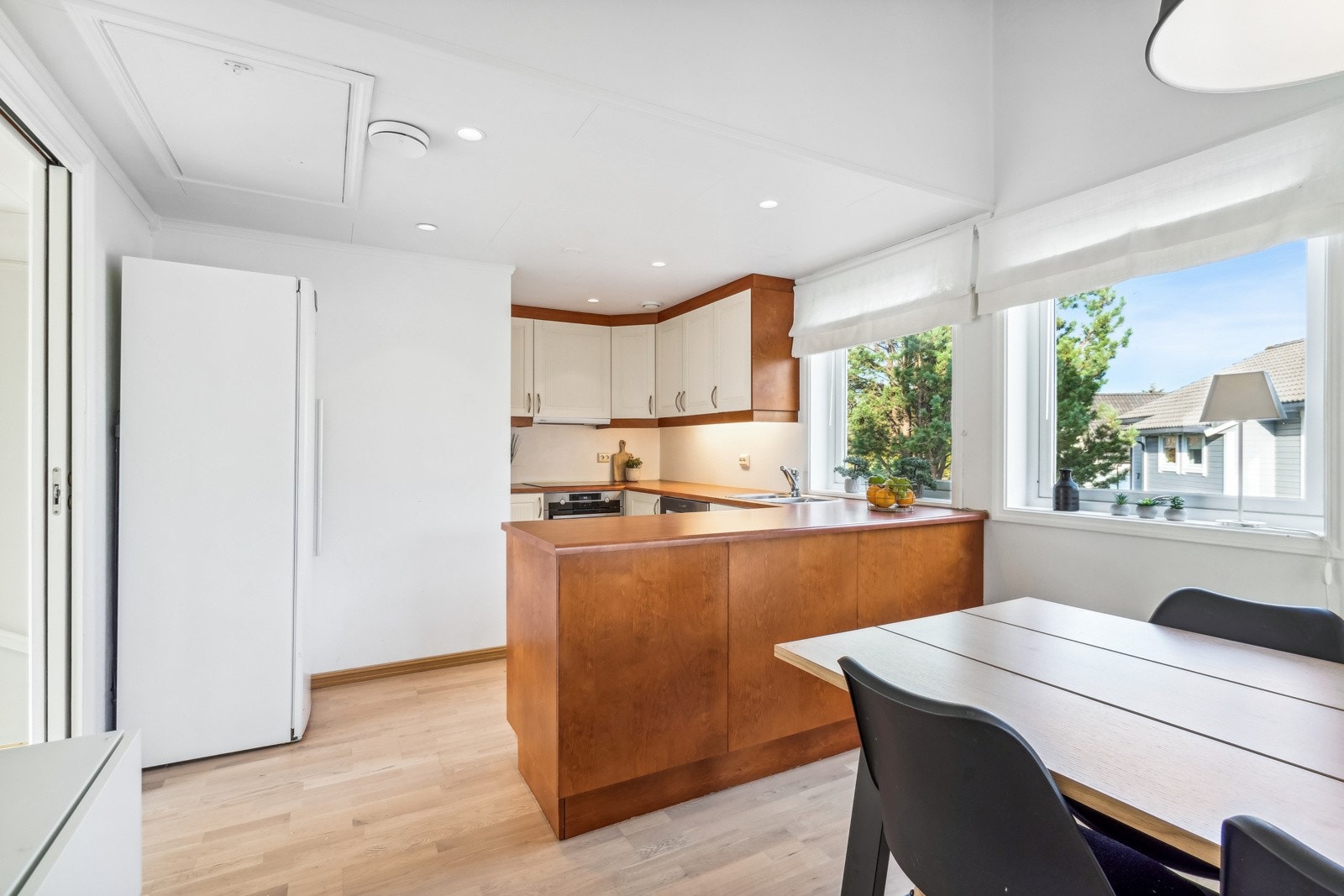 Praktisk kjøkkenøy med gode arbeidsflater for matlaging. Galleribilde