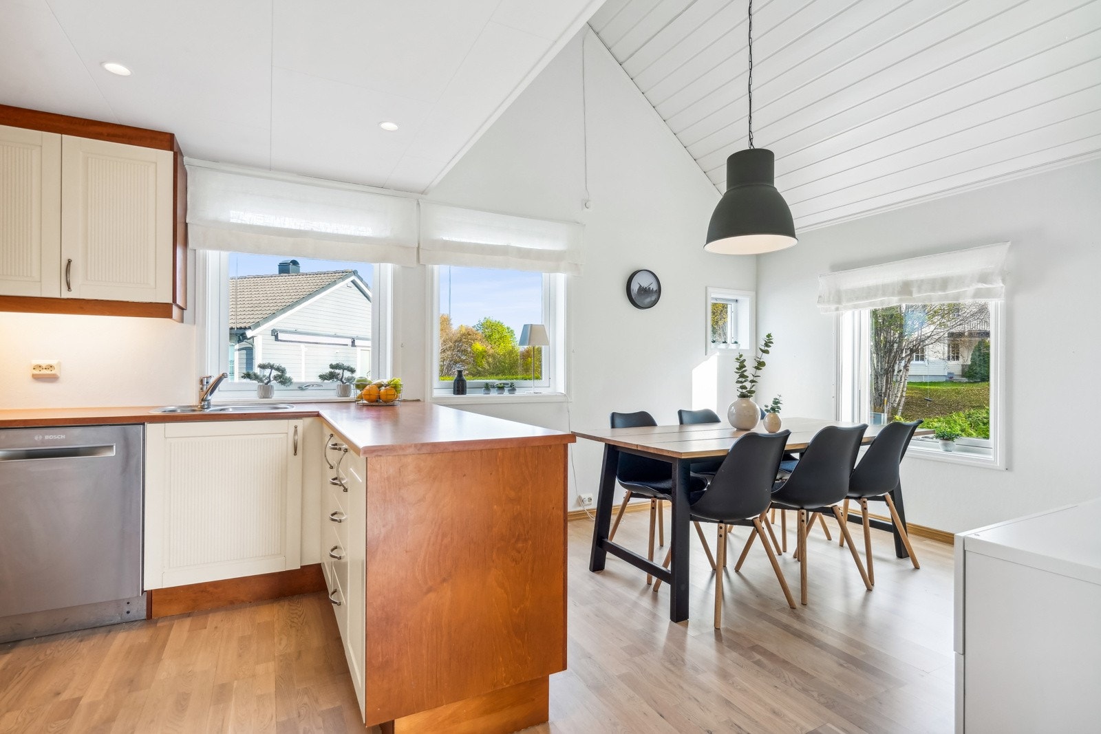 Kjøkkenet har god størrelse med plass til en spisegruppe. Galleribilde