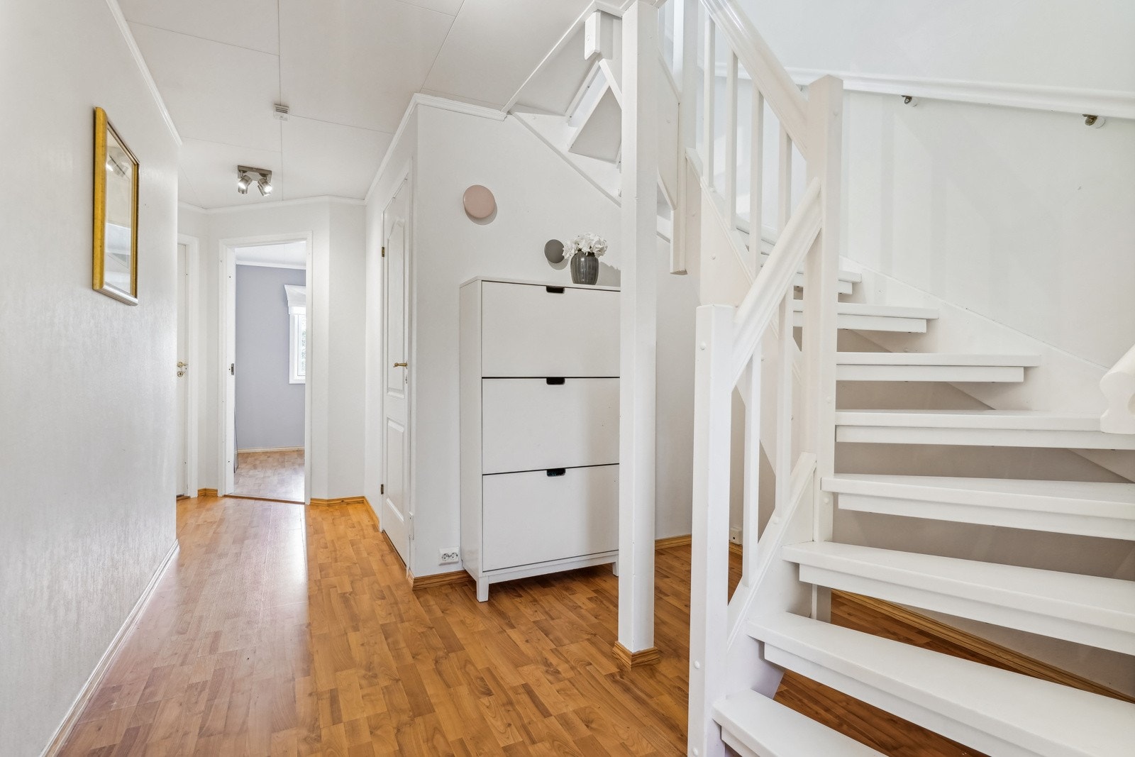 I 1.etg er det gang, 3 soverom, bad, vaskerom og toalettrom. Galleribilde