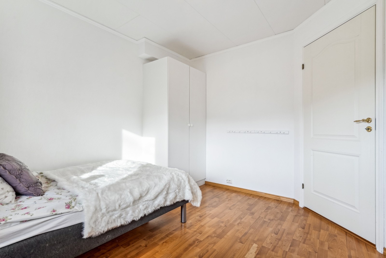 Garderobeskap montert. Galleribilde