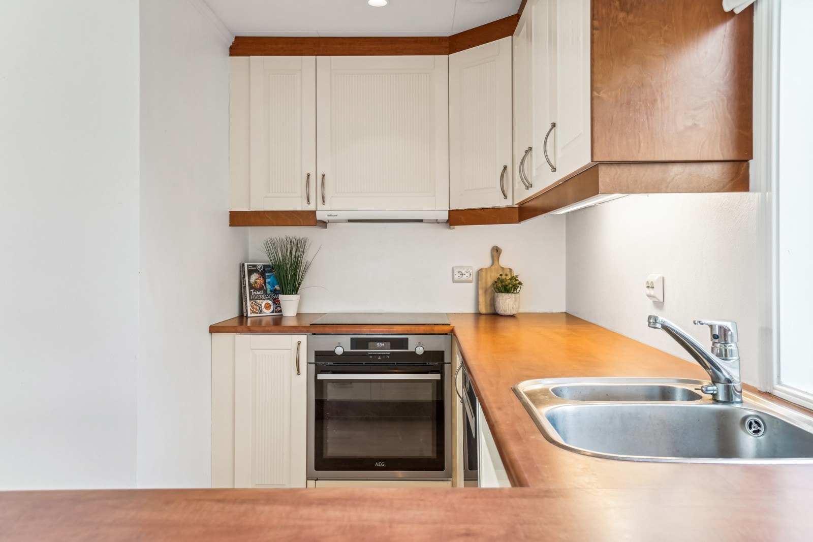 Nedfelt oppvaskkum av rustfritt stål og nedfelt koketopp. Galleribilde