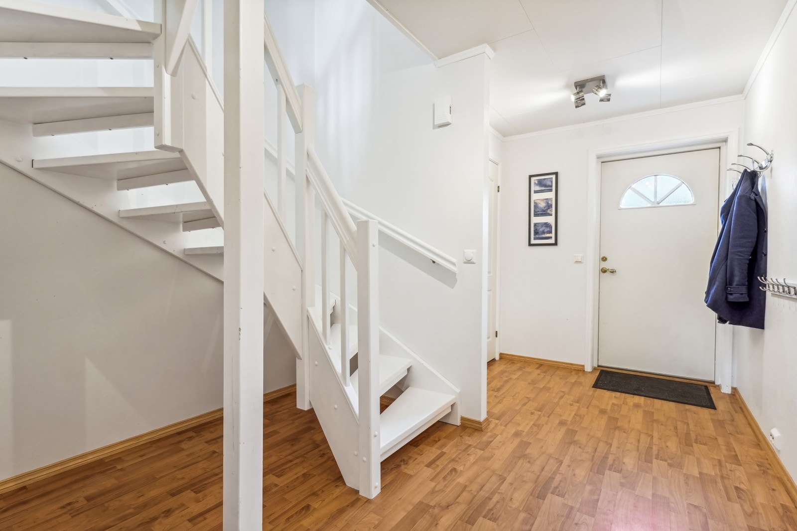 Gangen har god størrelse med plass til oppbevaring av yttertøy og sko. Galleribilde