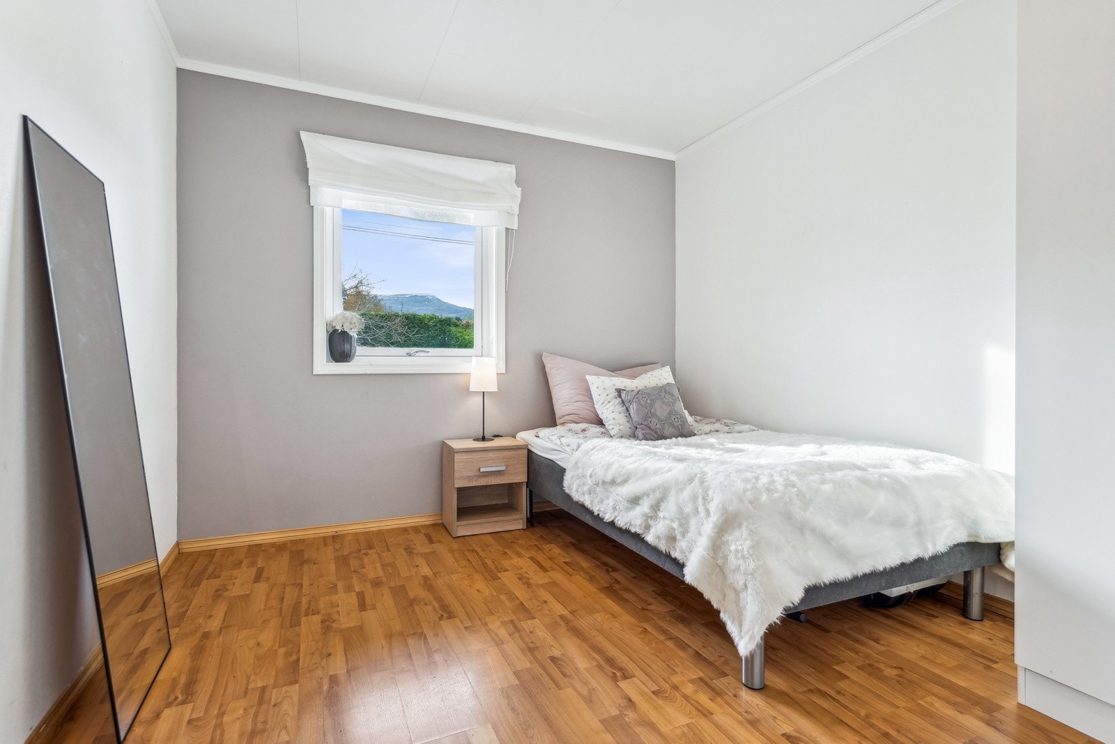 Soverom med plass til seng og nattbord. Liftgardin medfølger i handelen. Galleribilde