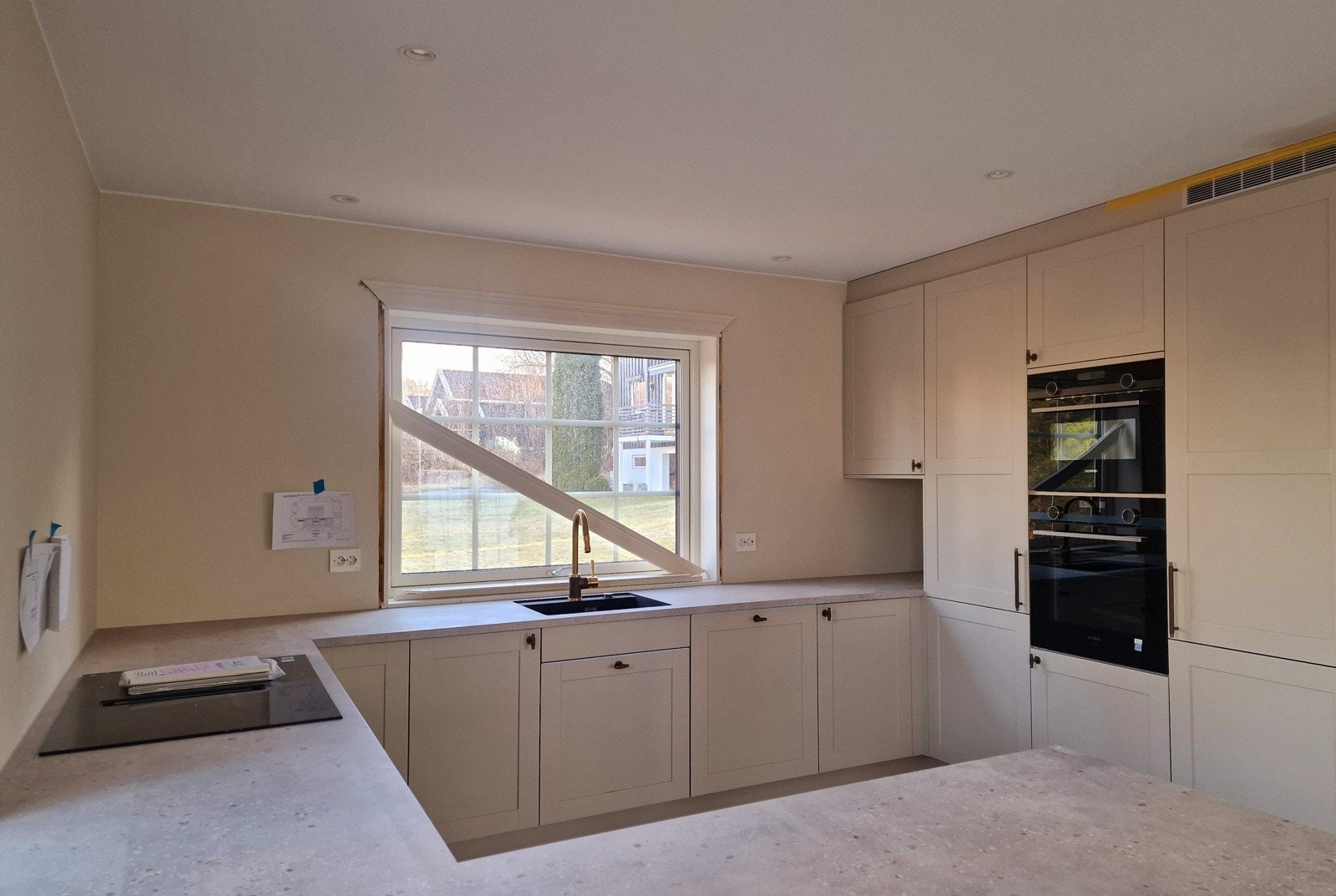 Godt arbeidskjøkken - kjøkkenet er levert av Sigdal Galleribilde