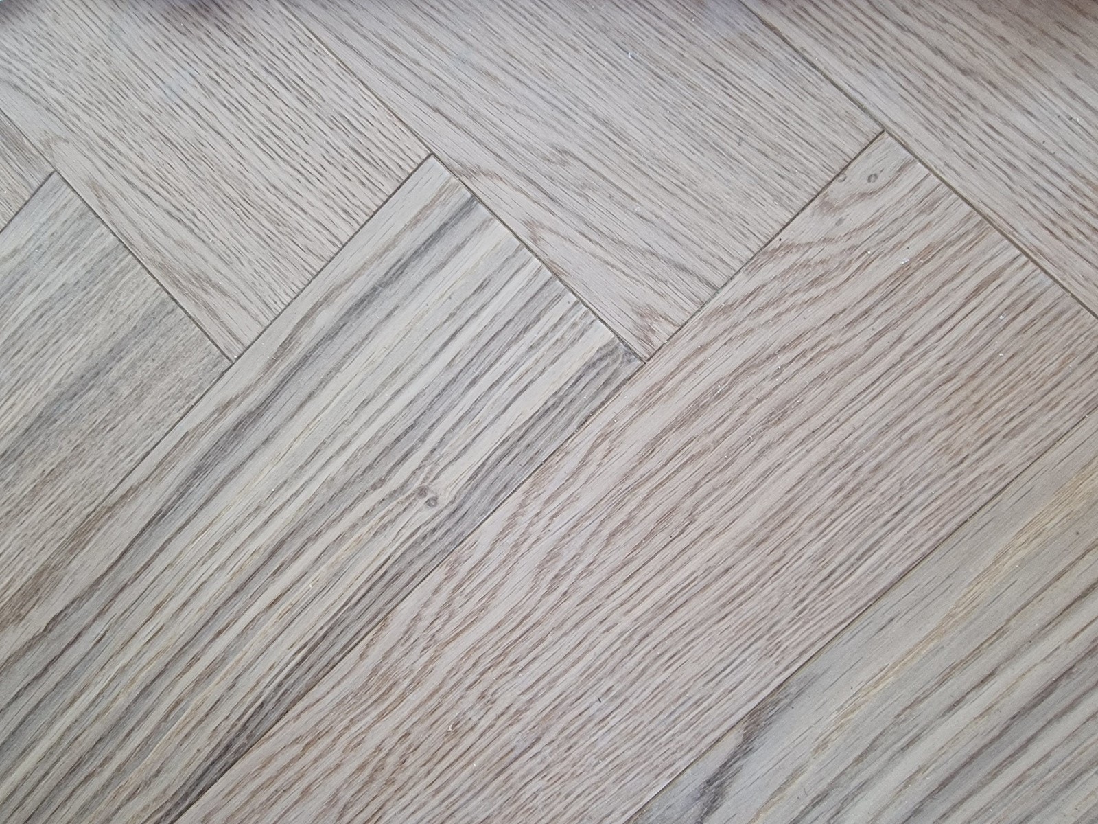 Flott fiskebeinsparkett i hovedetasjen Galleribilde