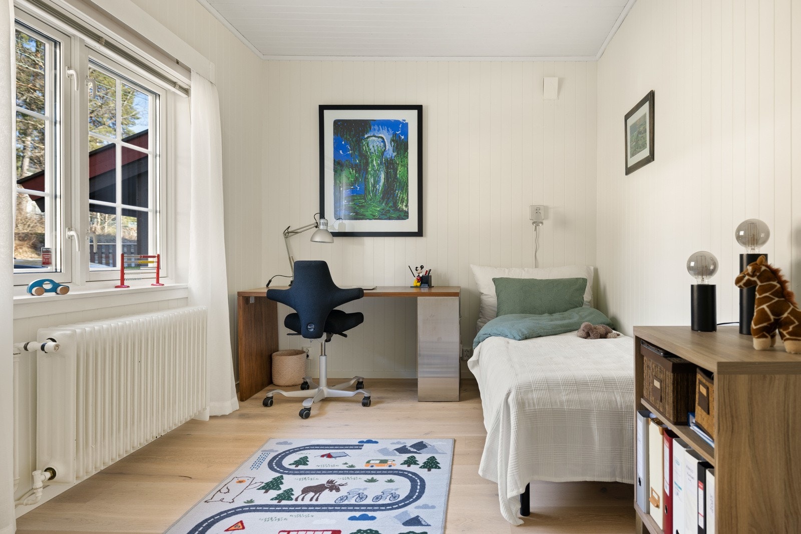 Soverom 2 er et stort barnerom på ca 10,5 kvm med garderobeskap. Det er god plass til både seng, skrivebord og kommoder. Vindu mot nordøst. Galleribilde