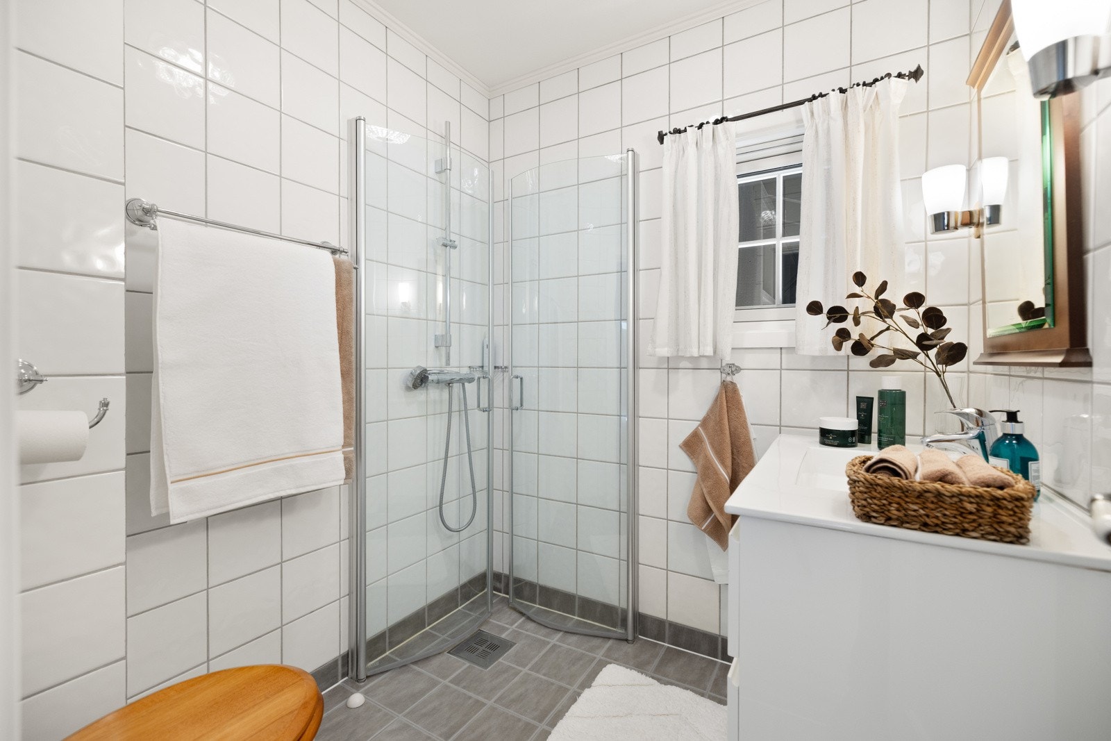 Pent flislagt bad i 1.etg med gulvvarme fra bergvarmeanlegg. Badet ble pusset opp i 2010 (nytt sluk, membran, fliser og innredning). Dusj med svingbare dører og håndholdt dusj. Galleribilde