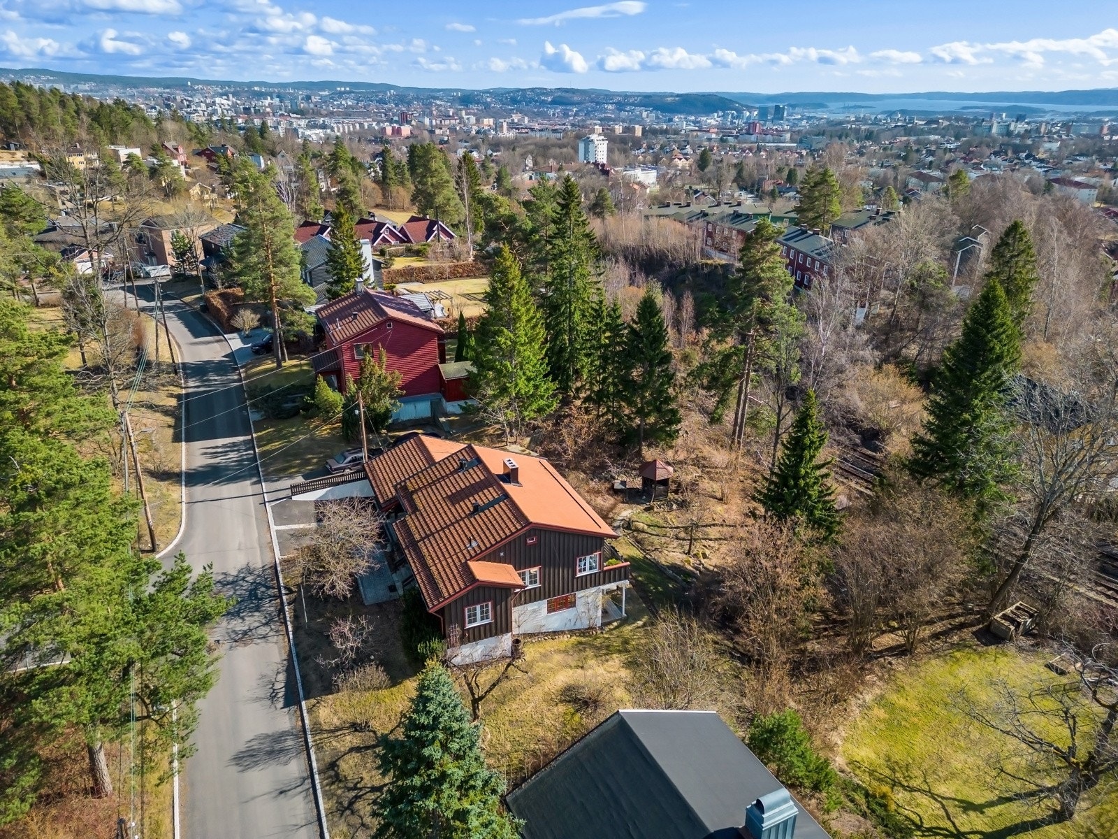 Boligen ligger på en stor solrik tomt på Nordberg. Tomten er på 1375 kvm. Galleribilde