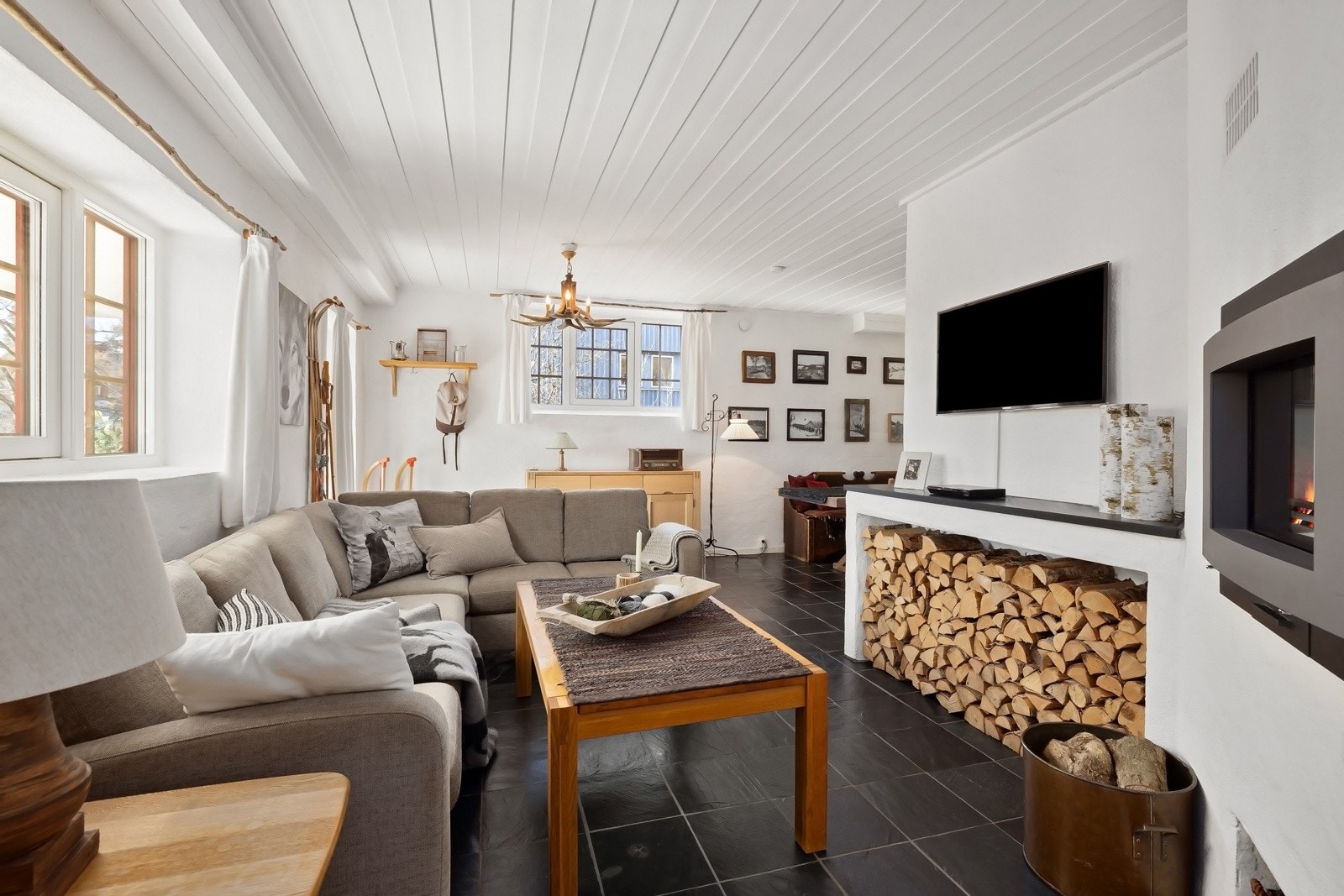 Hybeldelen kan lett tas i bruk som stue til hoveddelen. Rommene i underetasjen ble bruksendret i 2023. Galleribilde