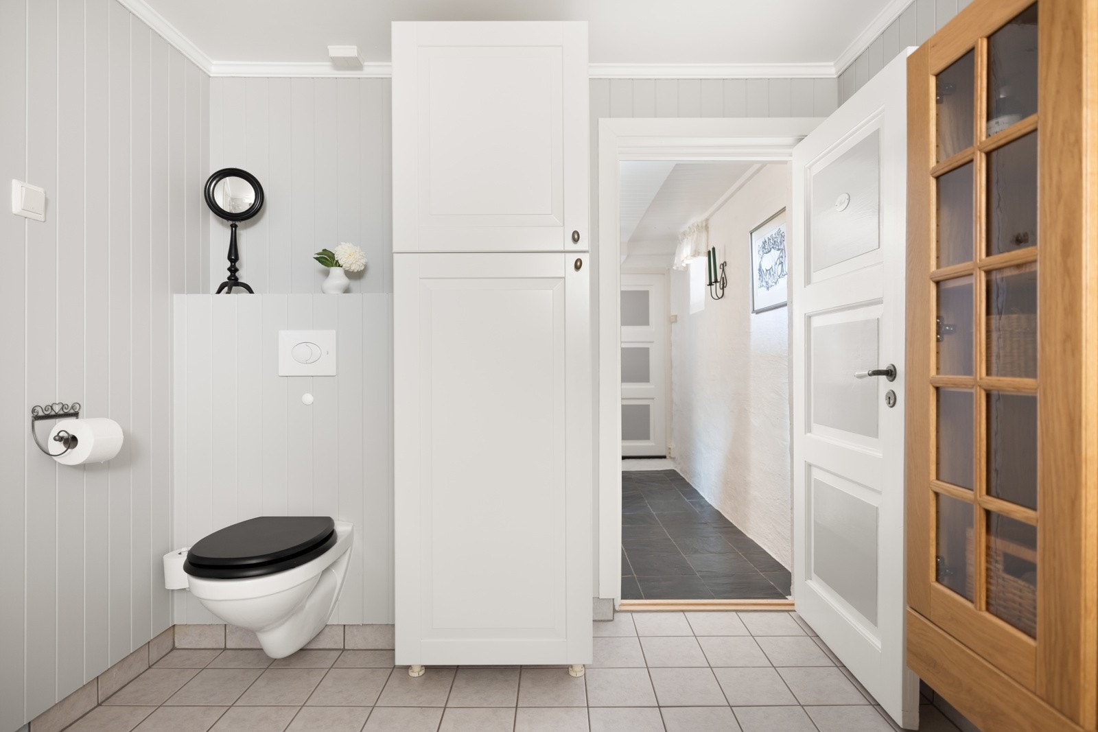 Vegghengt toalett i hovedbad i u.etasjen. Galleribilde