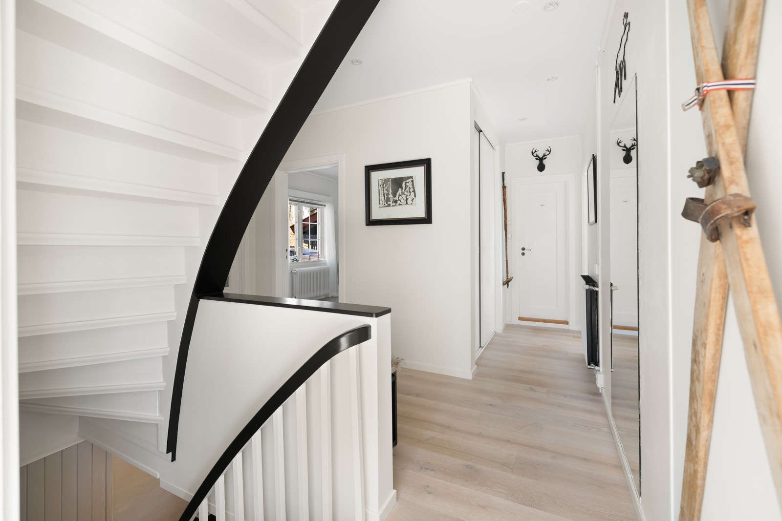 Den vakre trappen til underetasjen fra hallen. Galleribilde