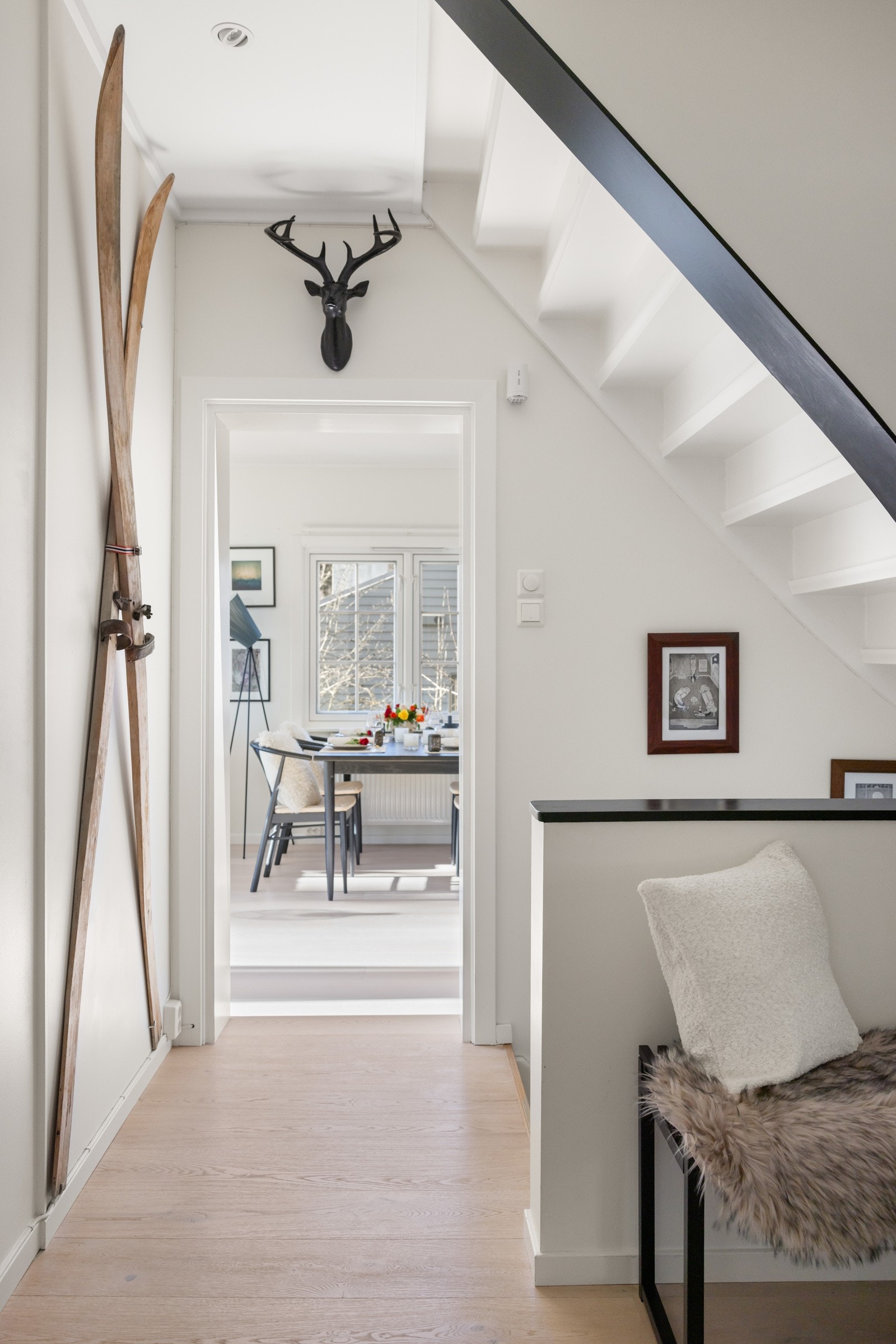 Detaljbilde fra hall mot spisestue. Galleribilde