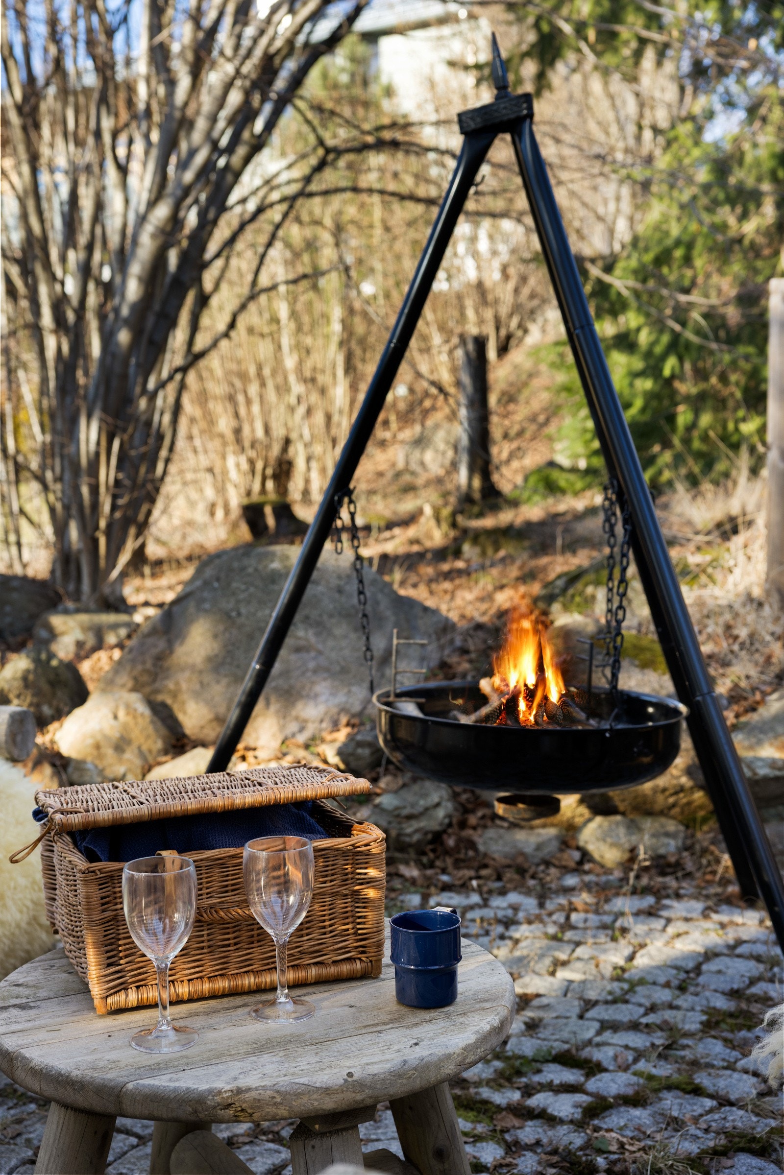 Hagebilde med bålpanne. Galleribilde