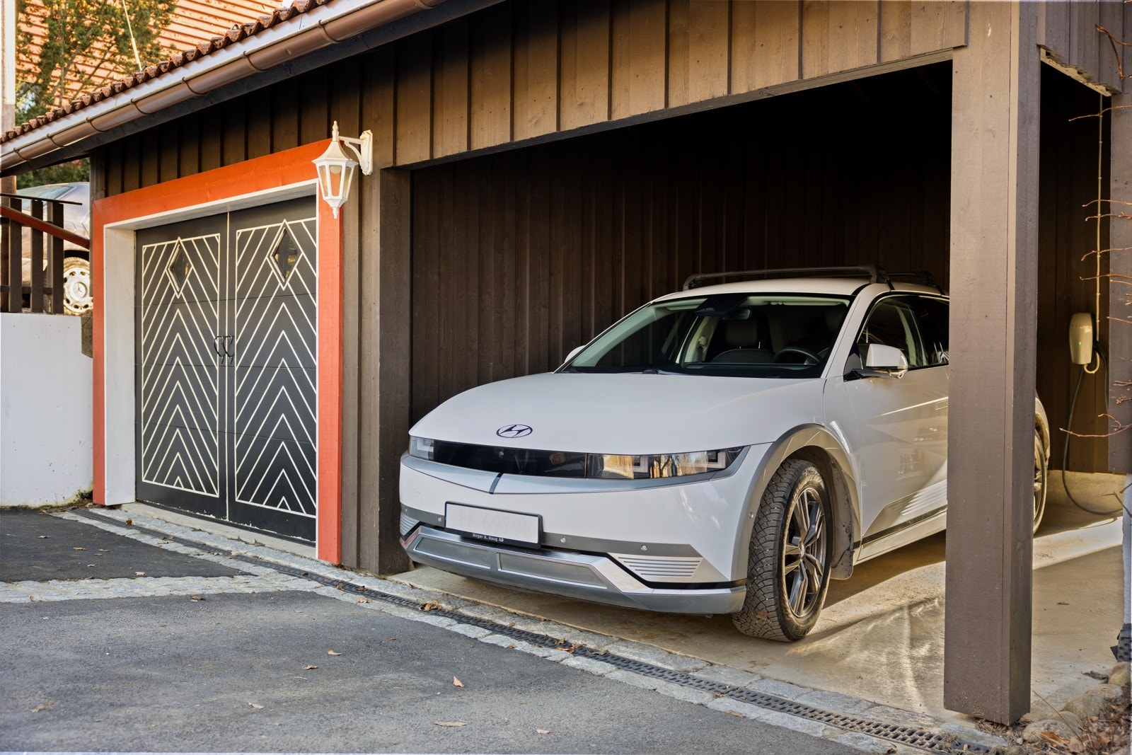Garasje med leddport og carport (bygget i 2012). Det er elbillader i carporten. I tilknytning til carporten er det sportsbod for ski, sykkel, barnevogn m.m. I garasjen er det høyt under taket og plass til ekstra lagring. Galleribilde