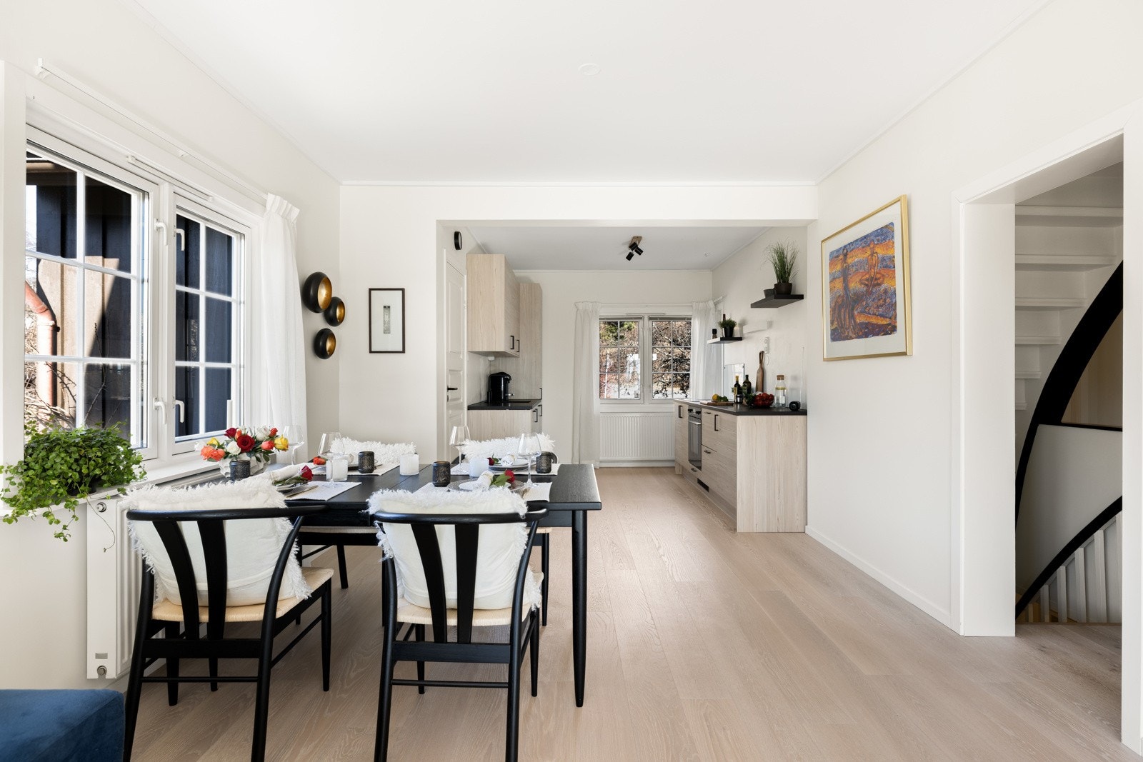 Stue med stor åpning mot kjøkkenet. Galleribilde