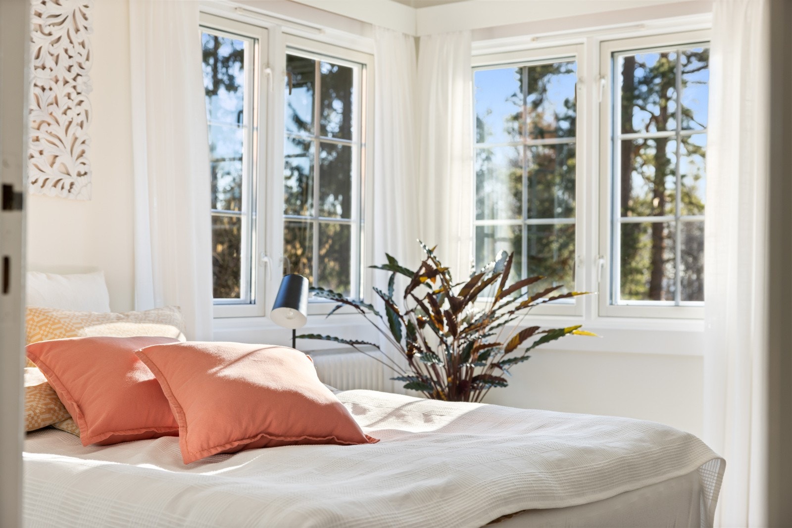 Hovedsoverommet har vinduer mot både sydvest og sydøst, usjenert og med flott utsikt! Galleribilde