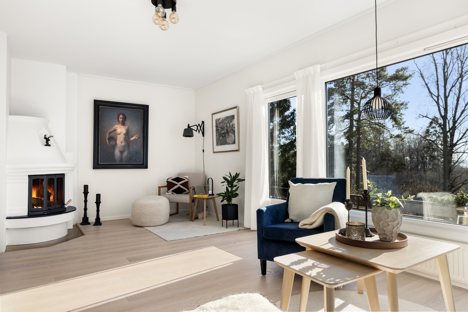 Stuen har utgang til en sydvestvendt terrasse på 13 kvm med gode solforhold og trapp til hagen. Galleribilde