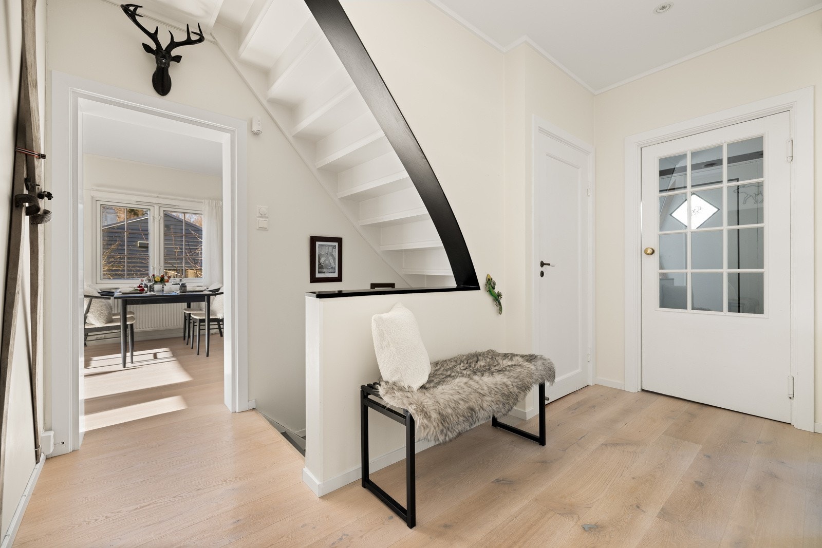 Luftig trappehall med fast trapp til loft. Garderobeplass i innebygget innredning. Galleribilde