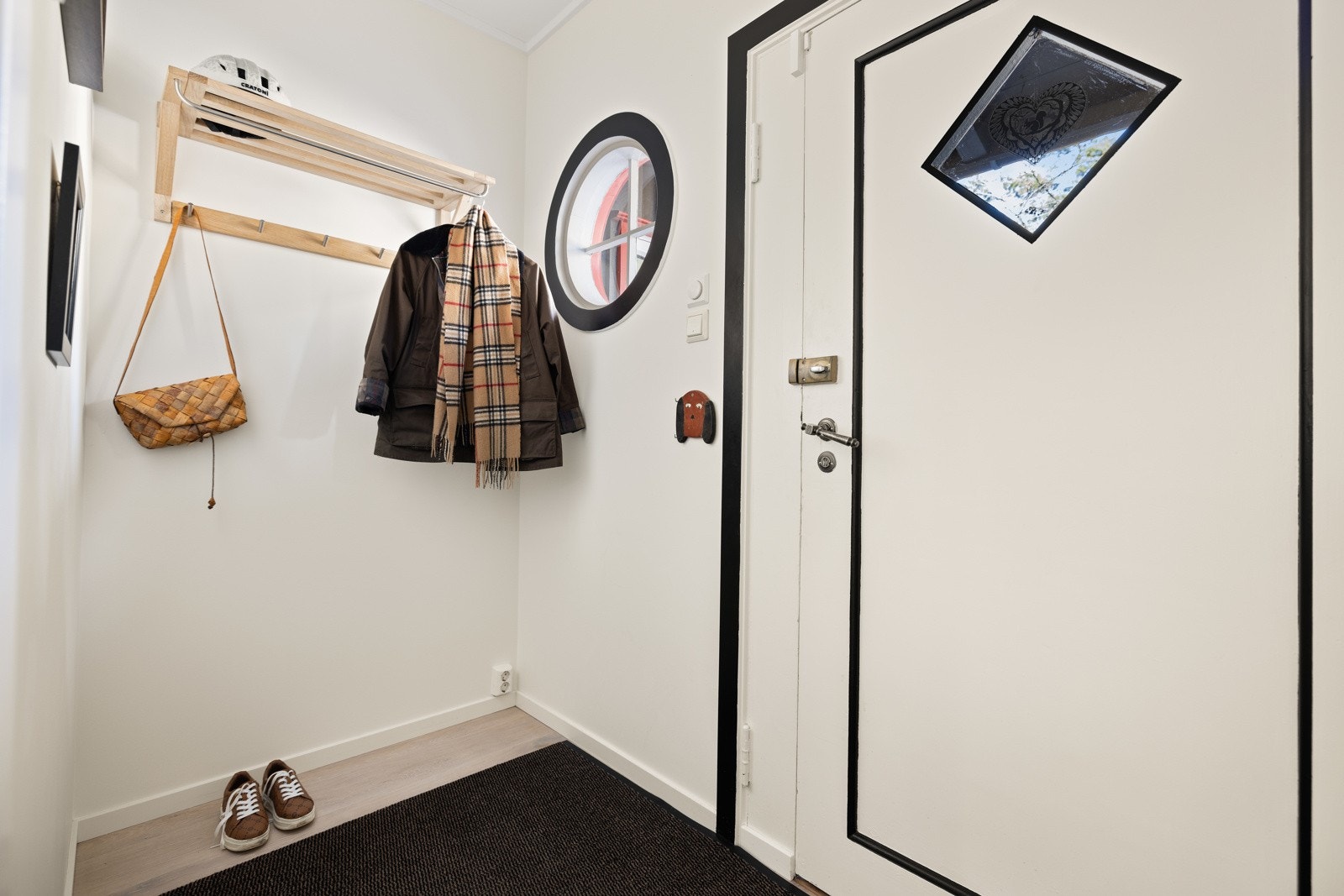 Vindfang med plass til yttertøy og sko. Galleribilde