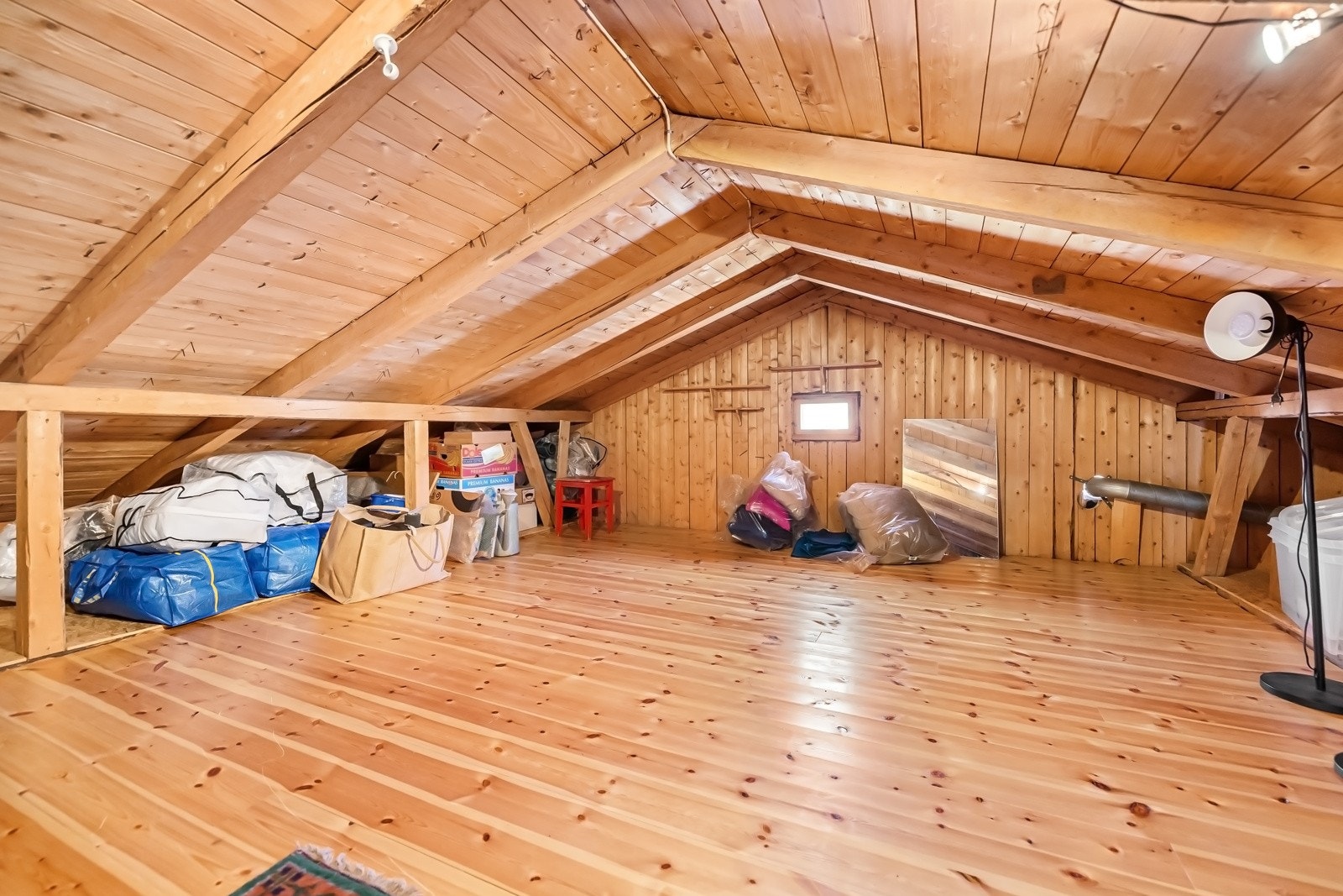 Fast trapp leder fra hallen til loftet. Galleribilde