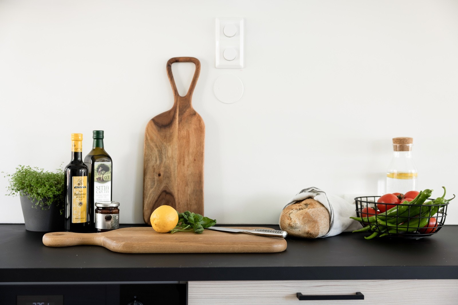 Det er komfyrvakt over kokeplate og elektronisk waterstoppfunksjon under benk. Galleribilde