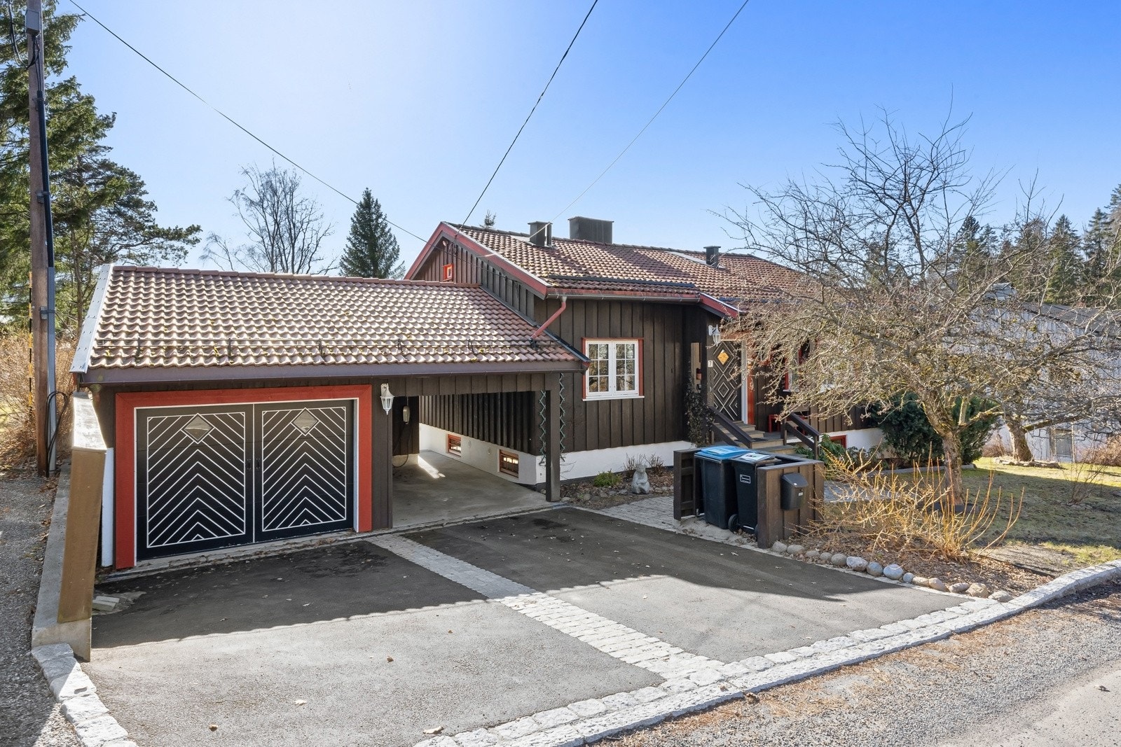 Garasje/carport (2012). Innkjøringen til garasjen er asfaltert med steinlagte partier samt steinbelagt inngangsparti. Galleribilde