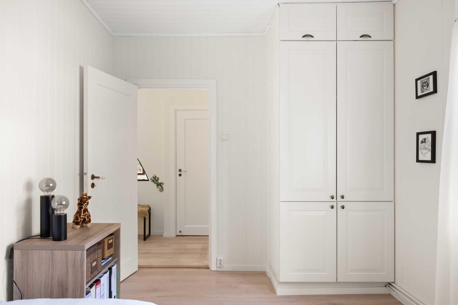 Soverom 2 med garderobeskap. Lys enstavs eikeparkett på gulv. Galleribilde