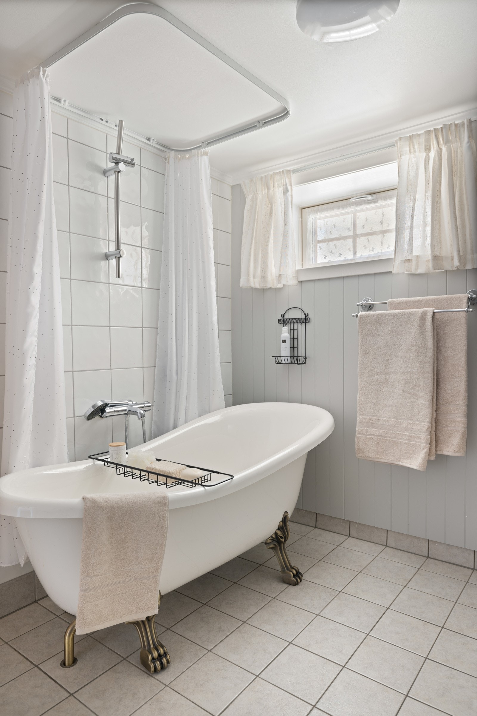 Badekar med løveføtter og forheng. Galleribilde